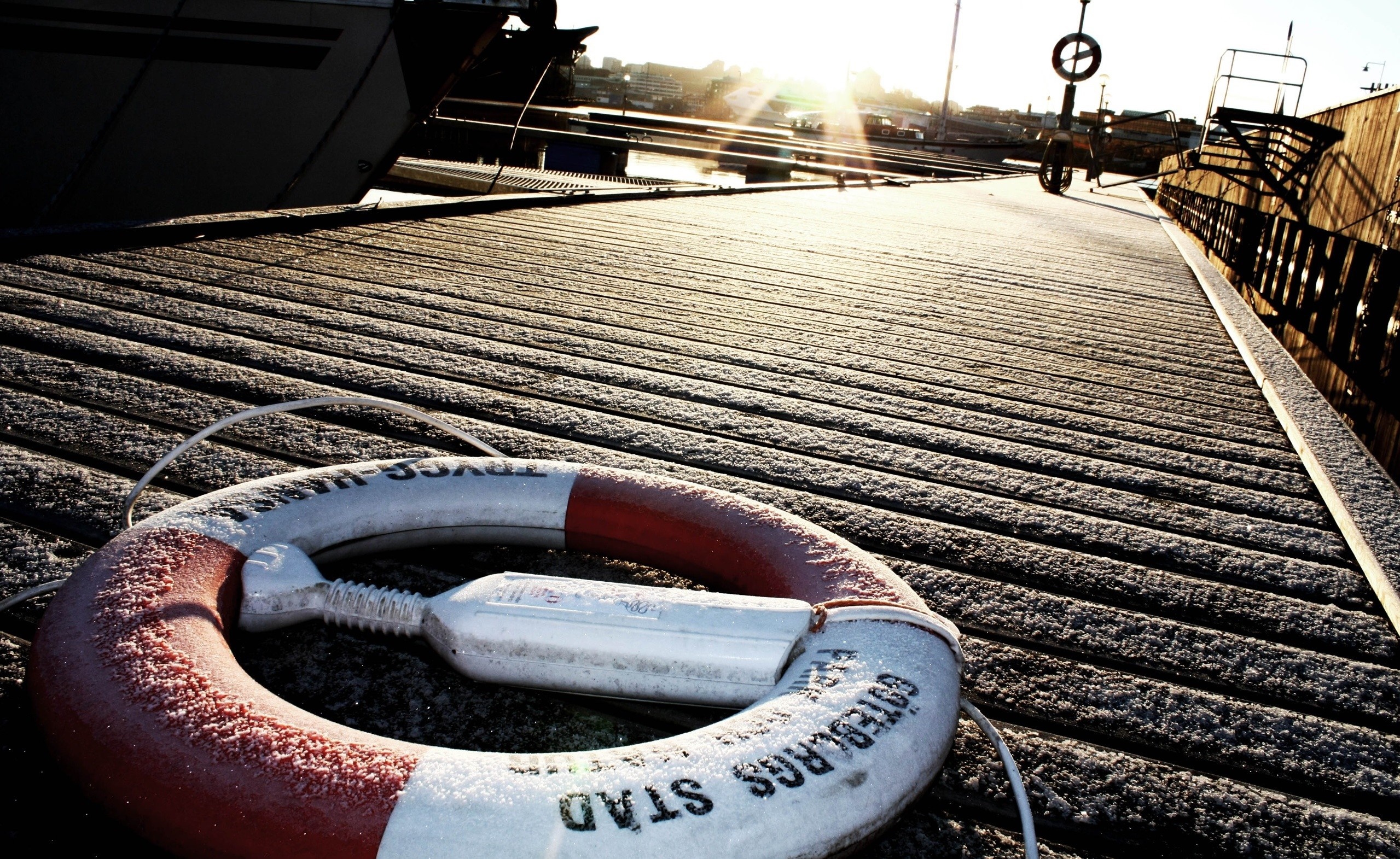 Lifebuoy on a frosty dock in Sweden HD Wallpaper