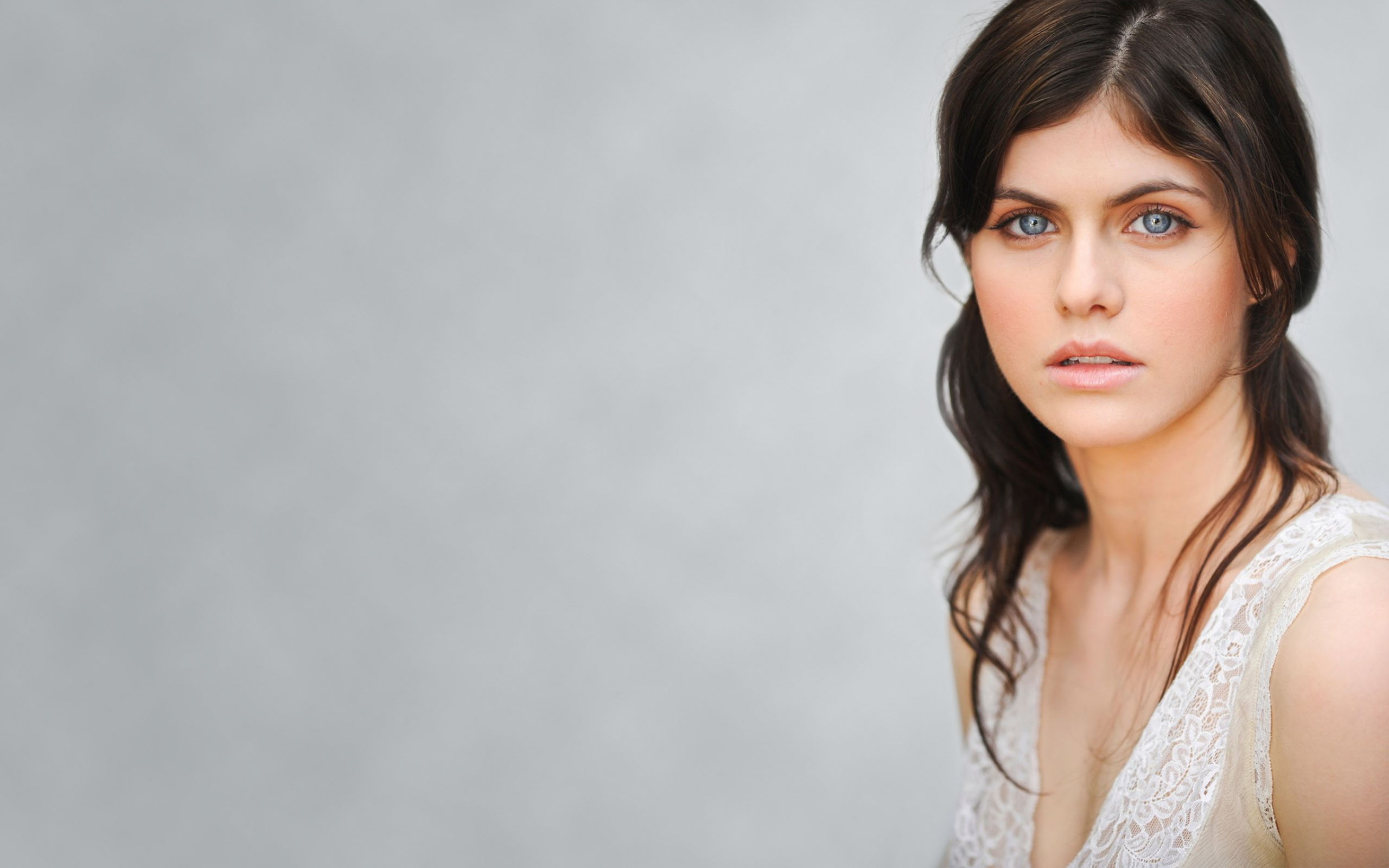Alexandra Daddario portrait HD Wallpaper