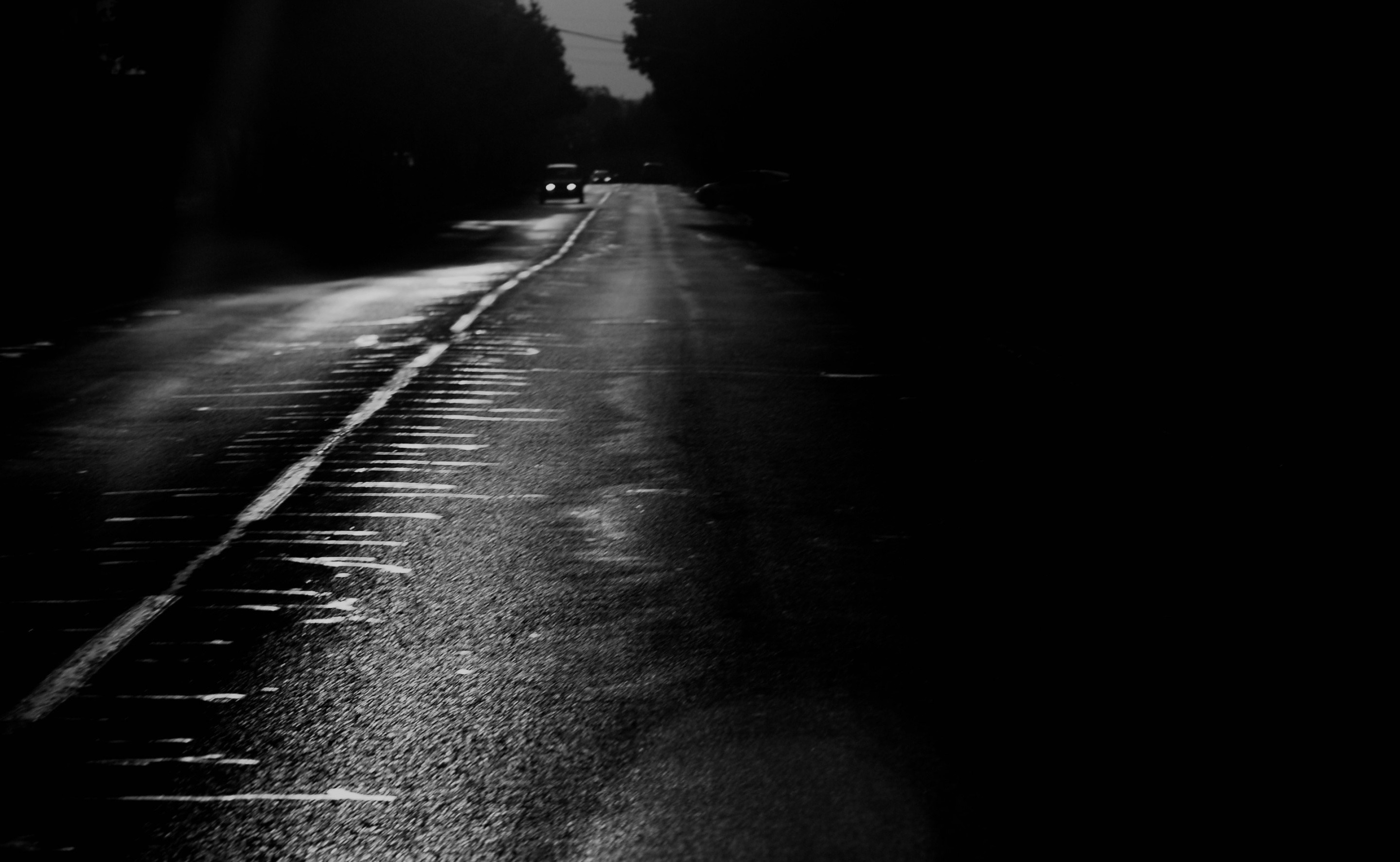 Monochrome road at night with car headlights HD Wallpaper