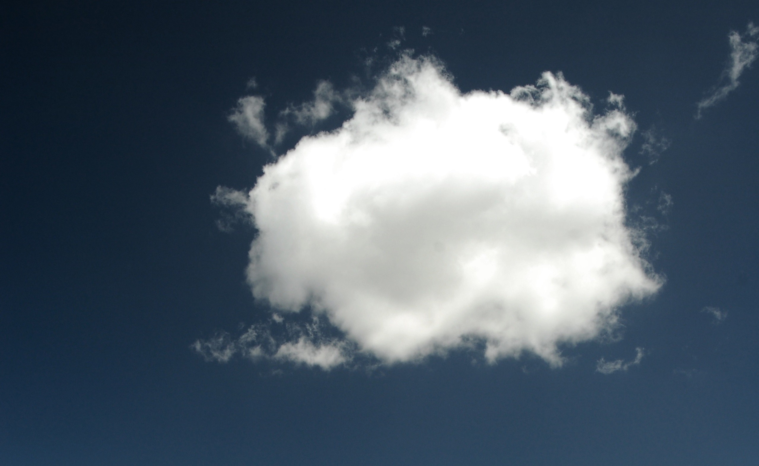 A single white cumulus cloud in a dark blue sky HD Wallpaper