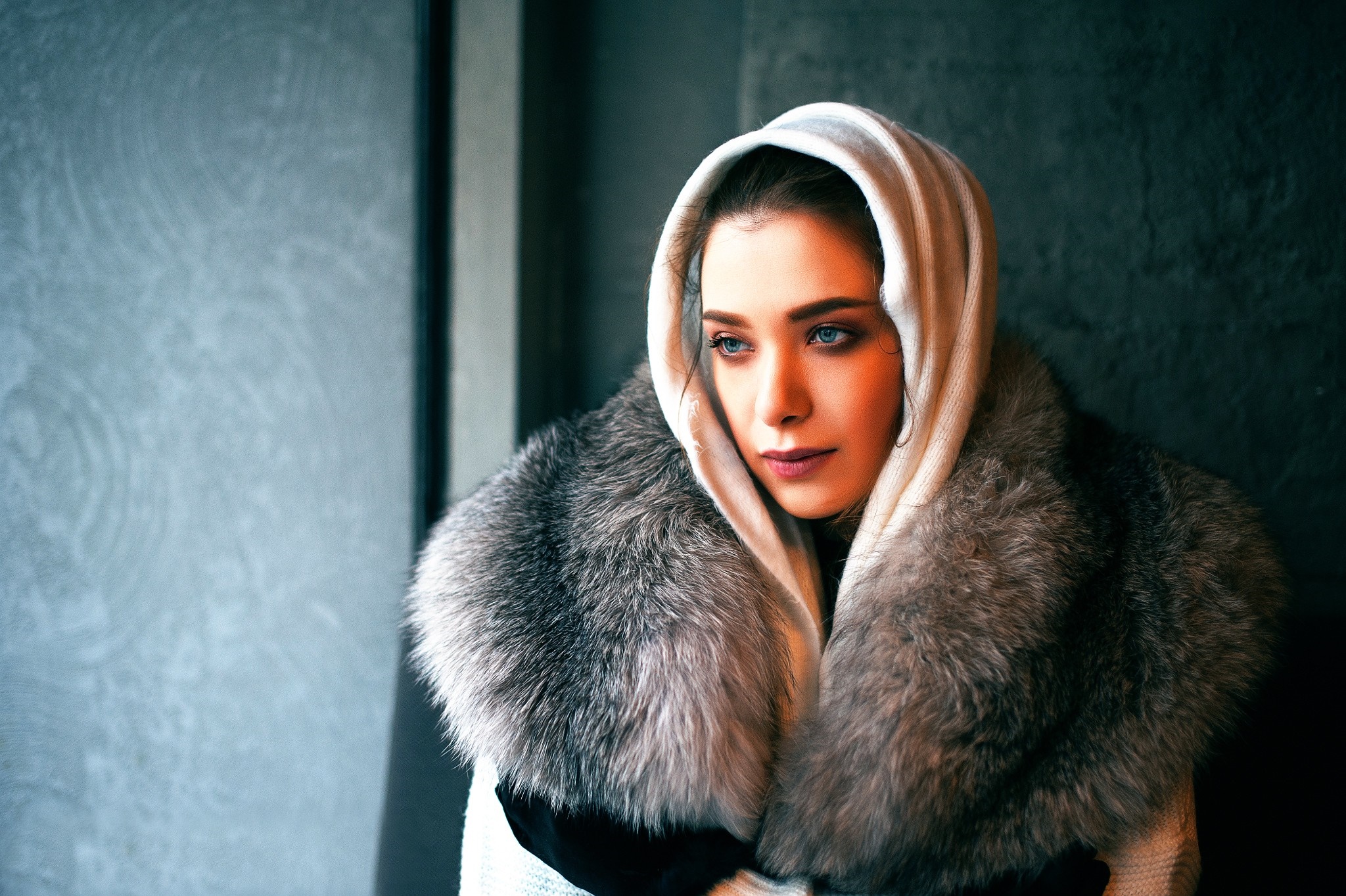 Woman wearing a fur coat and hood HD Wallpaper