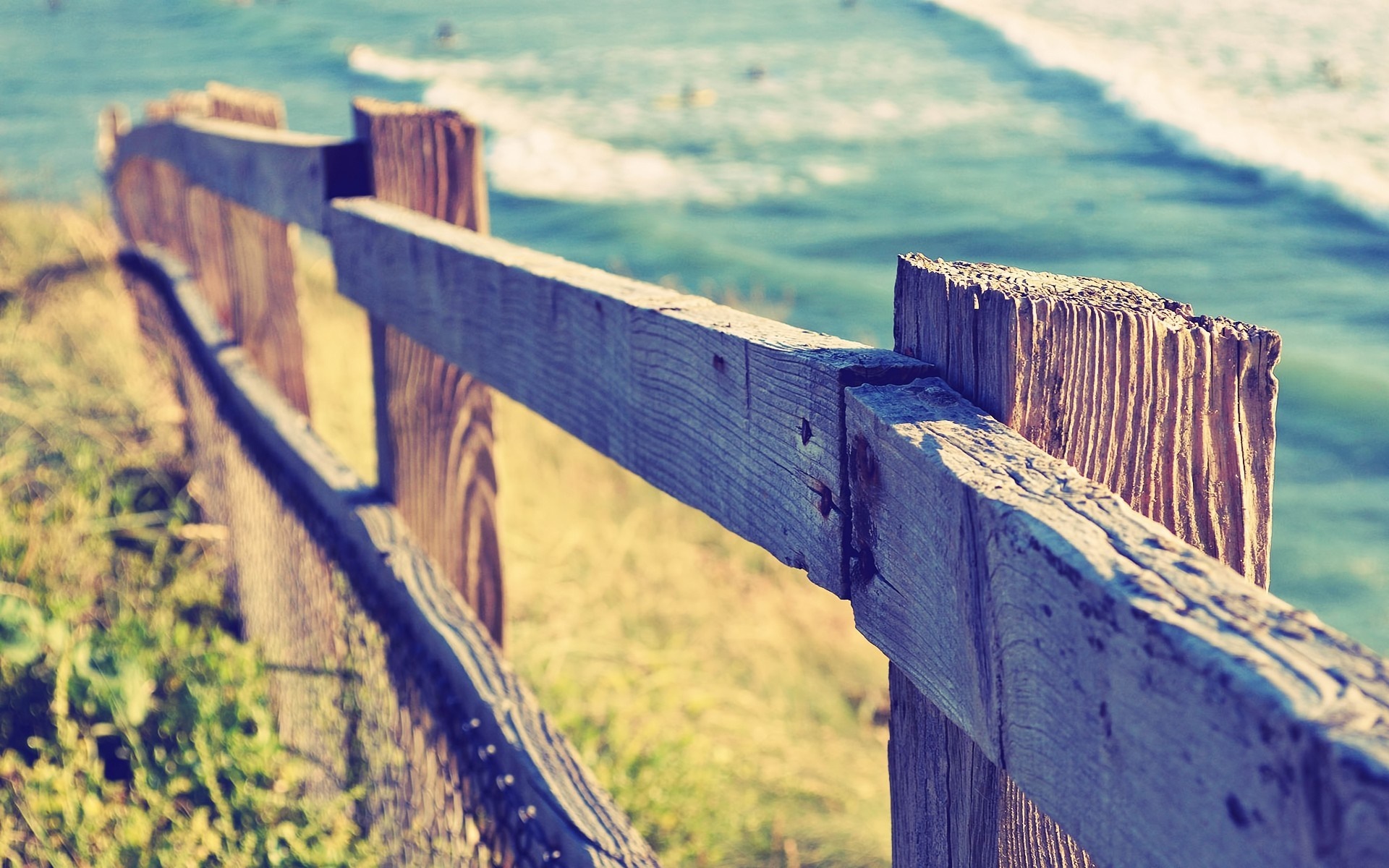 Wooden fence overlooking the sea HD Wallpaper