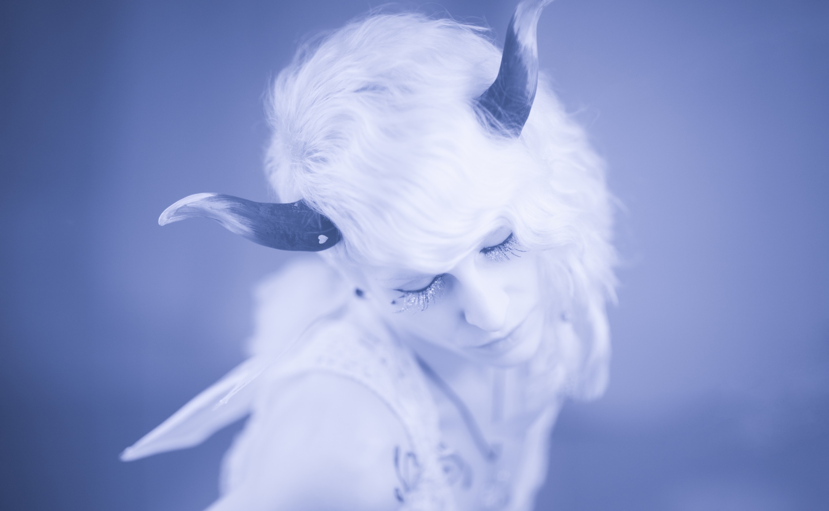 Woman with white hair and horns, fantasy art HD Wallpaper