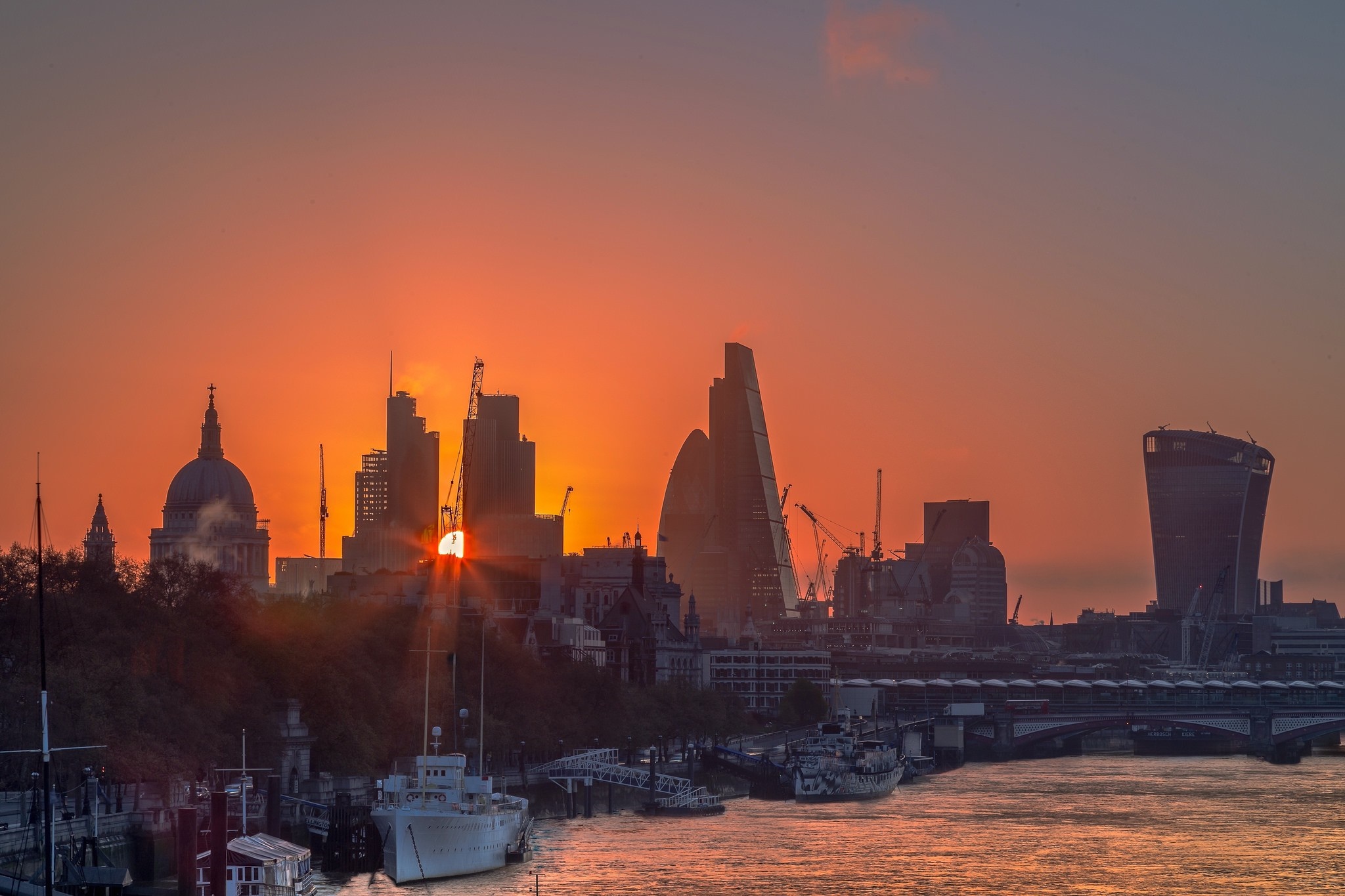 London skyline at sunset with River Thames HD Wallpaper