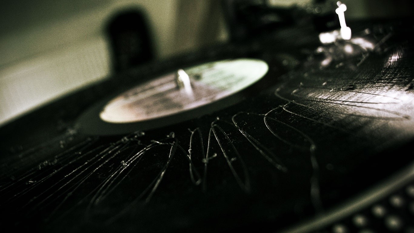 Close-up of a scratched vinyl record on a turntable HD Wallpaper