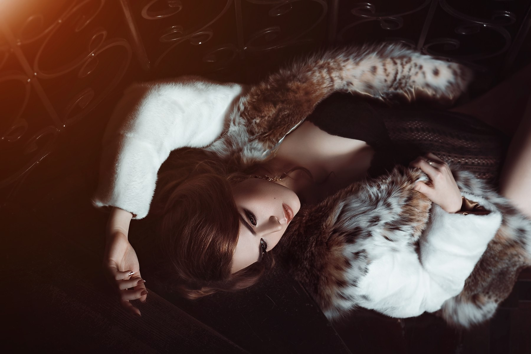 Woman in fur coat lying down HD Wallpaper