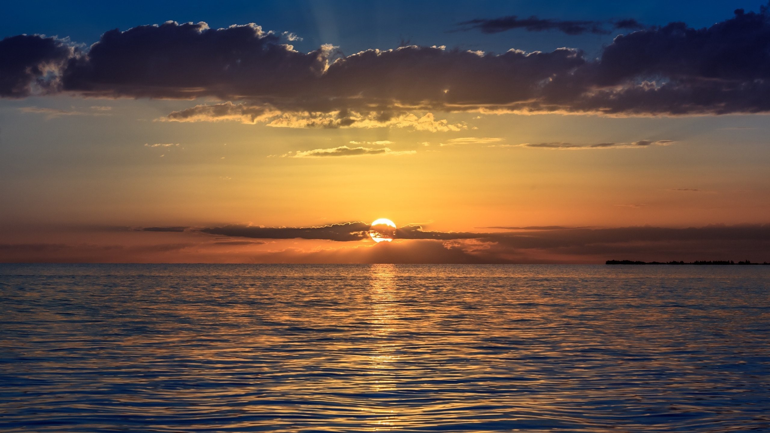 Sunset over the ocean with clouds and sun rays HD Wallpaper