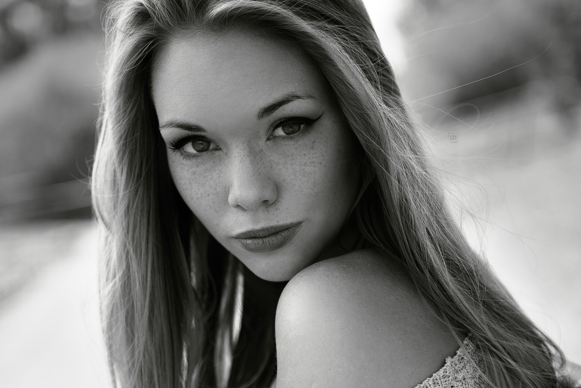 Monochrome portrait of a woman with freckles HD Wallpaper