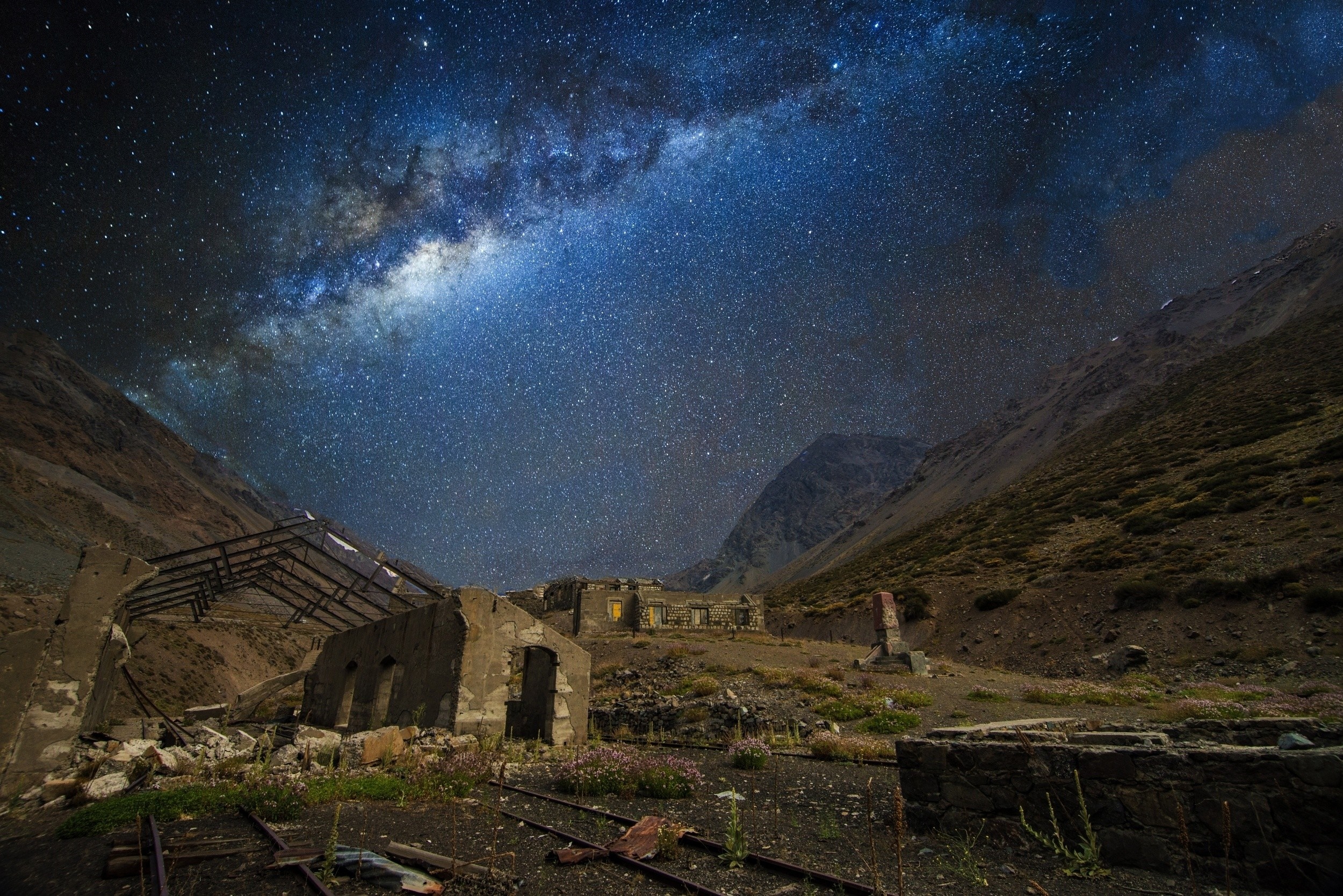 Abandoned railway station under the Milky Way in Chile HD Wallpaper