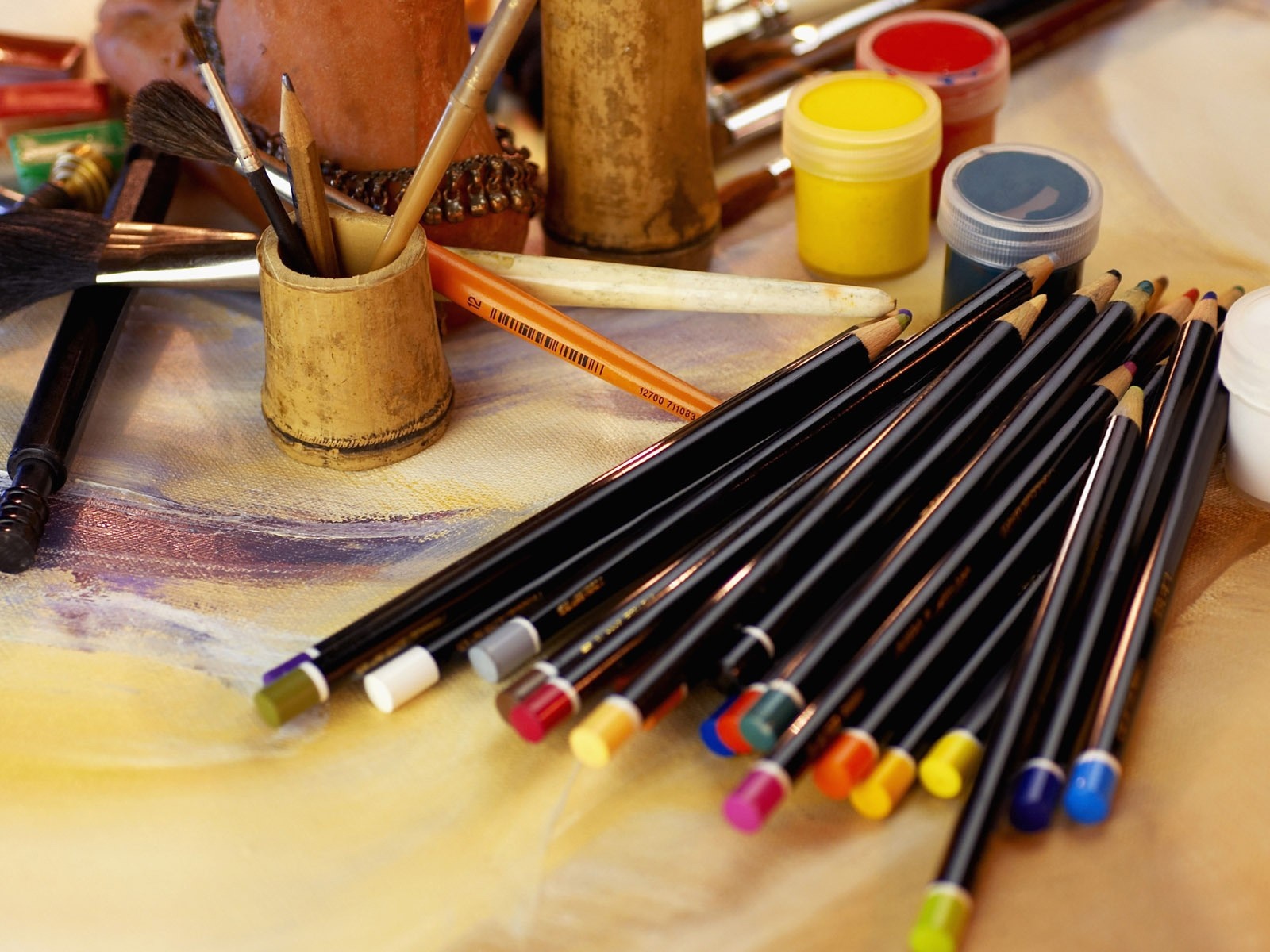Art supplies including paintbrushes and colored pencils HD Wallpaper