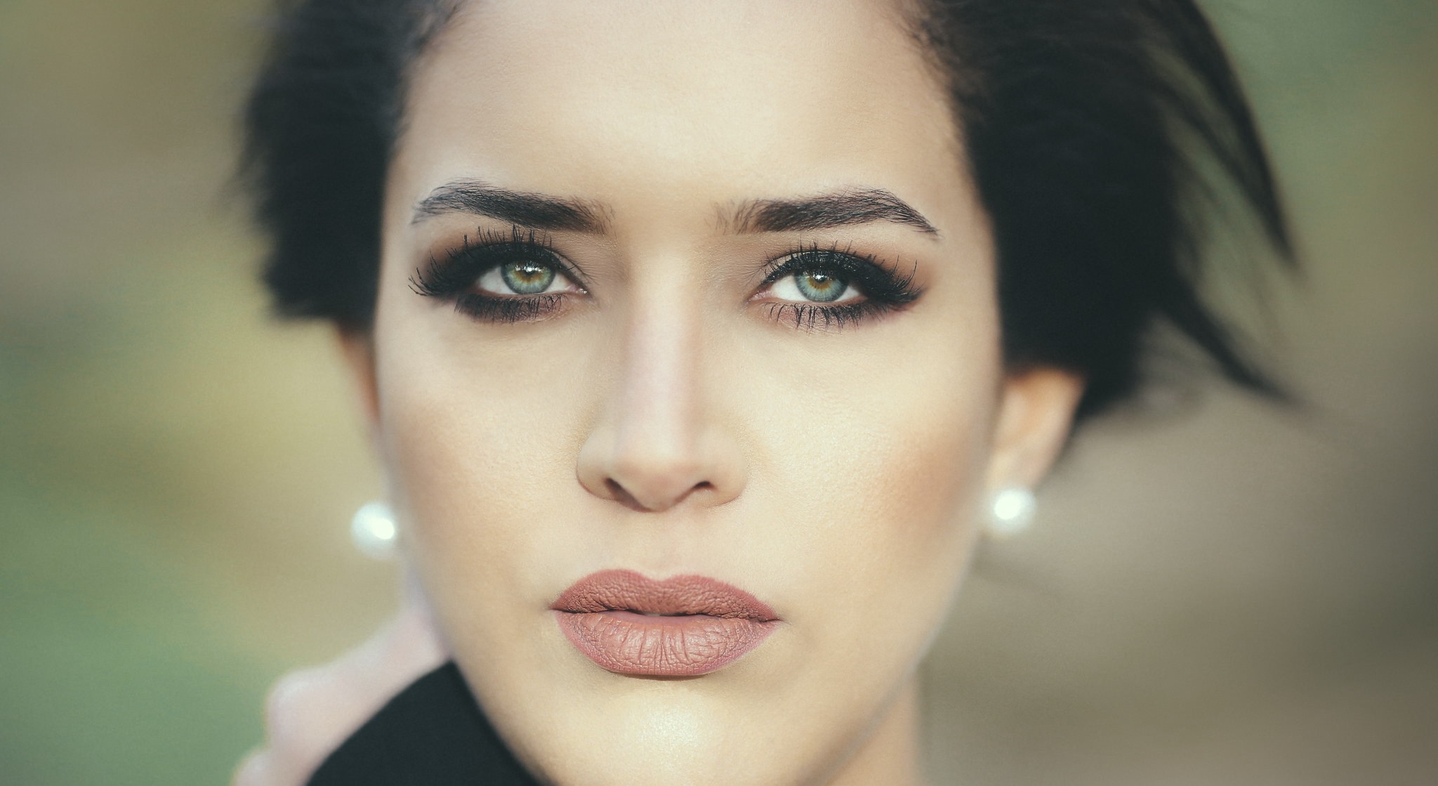 Close-up portrait of a woman with green eyes and pearl earrings HD Wallpaper