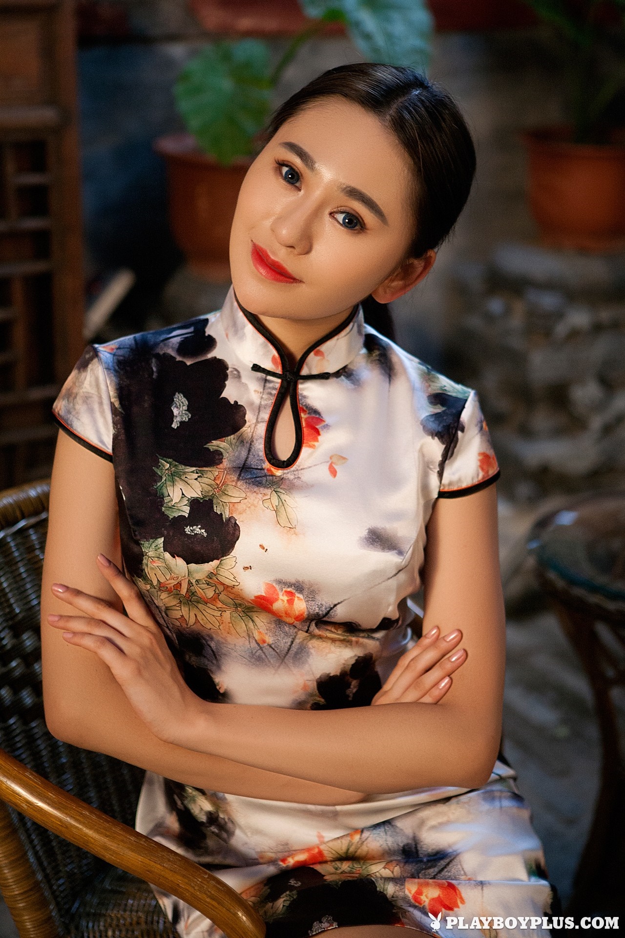 Woman in a floral qipao dress HD Wallpaper