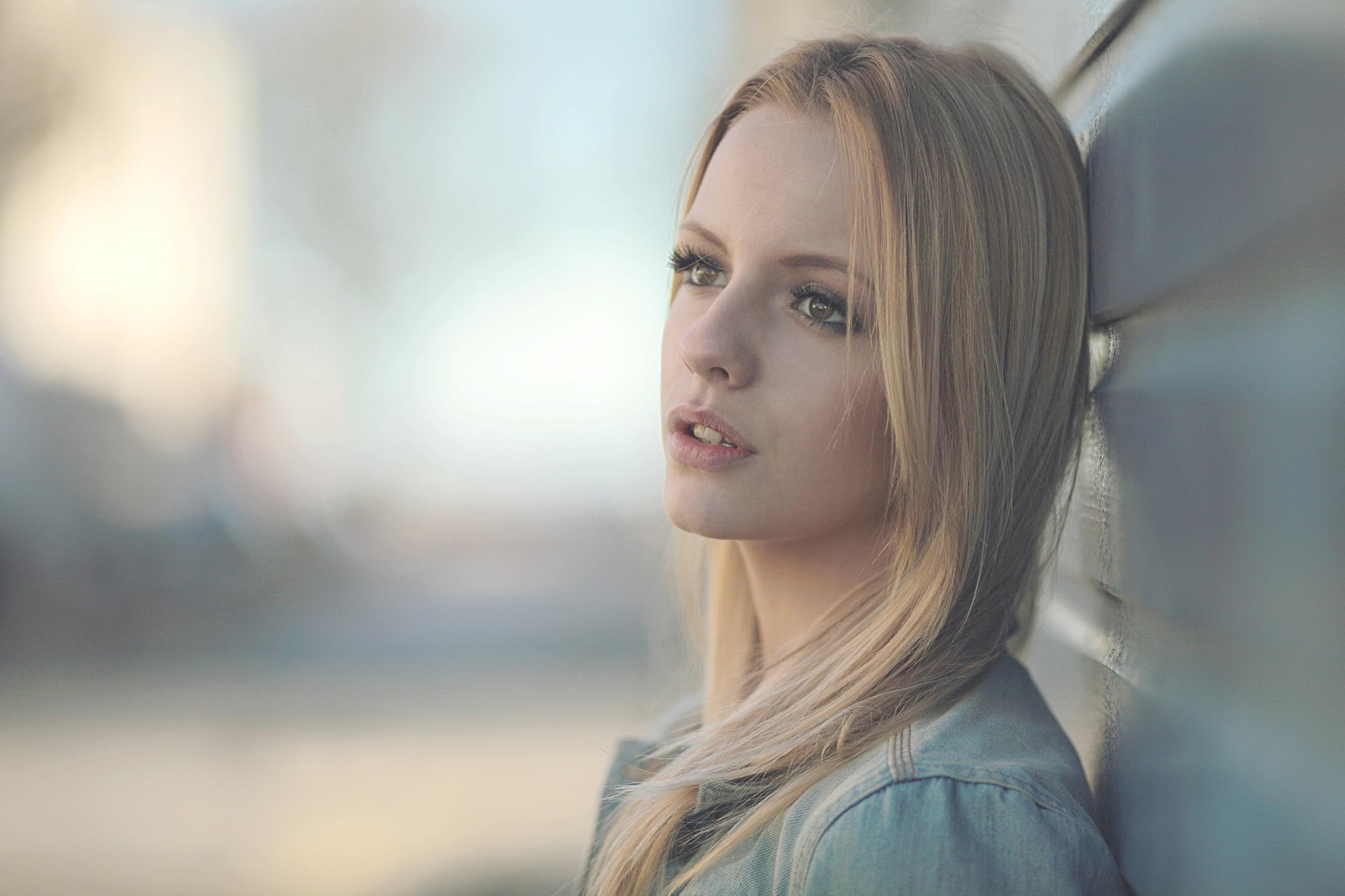 Woman with blonde hair leaning against a wall HD Wallpaper