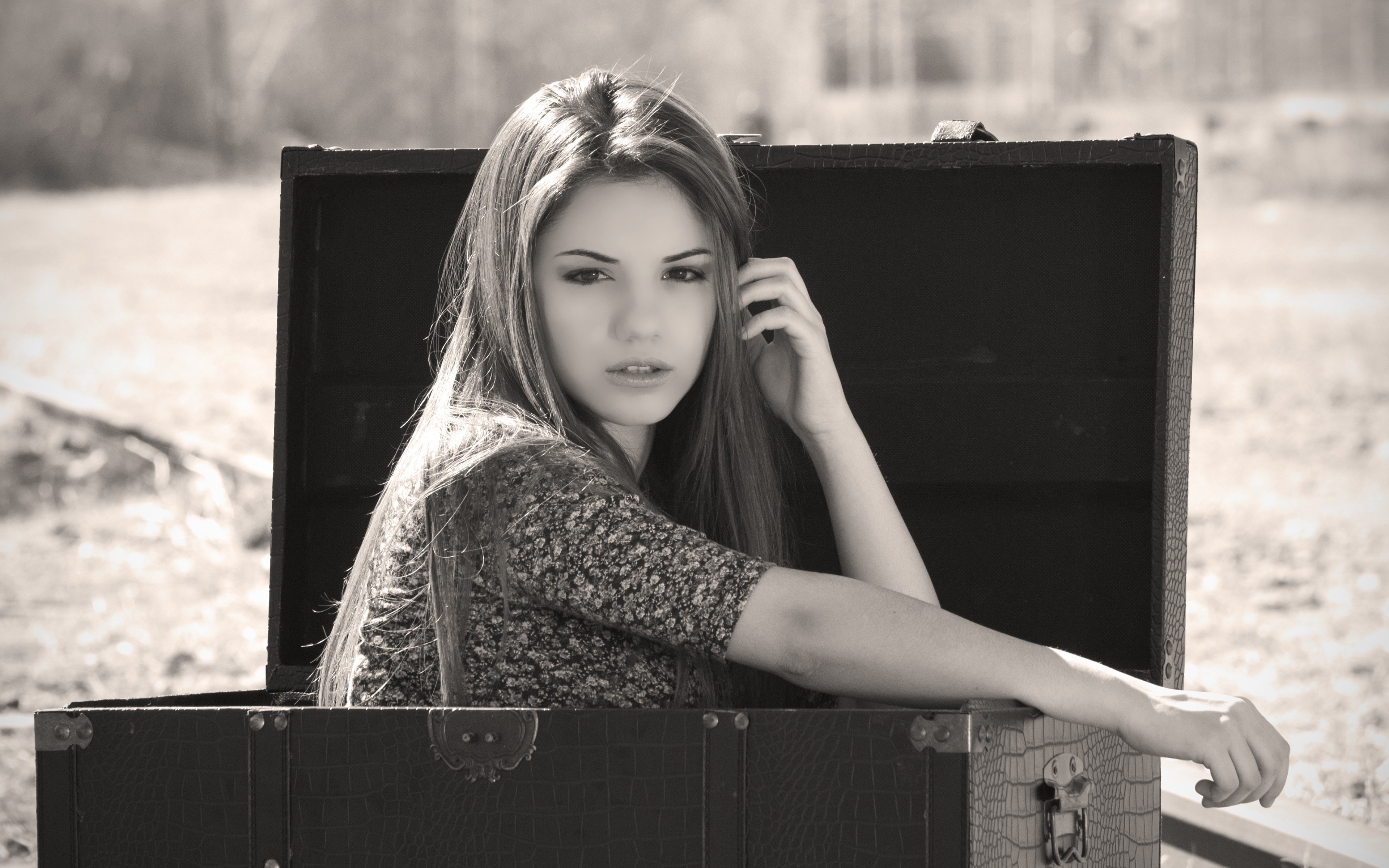 Woman sitting in a trunk HD Wallpaper