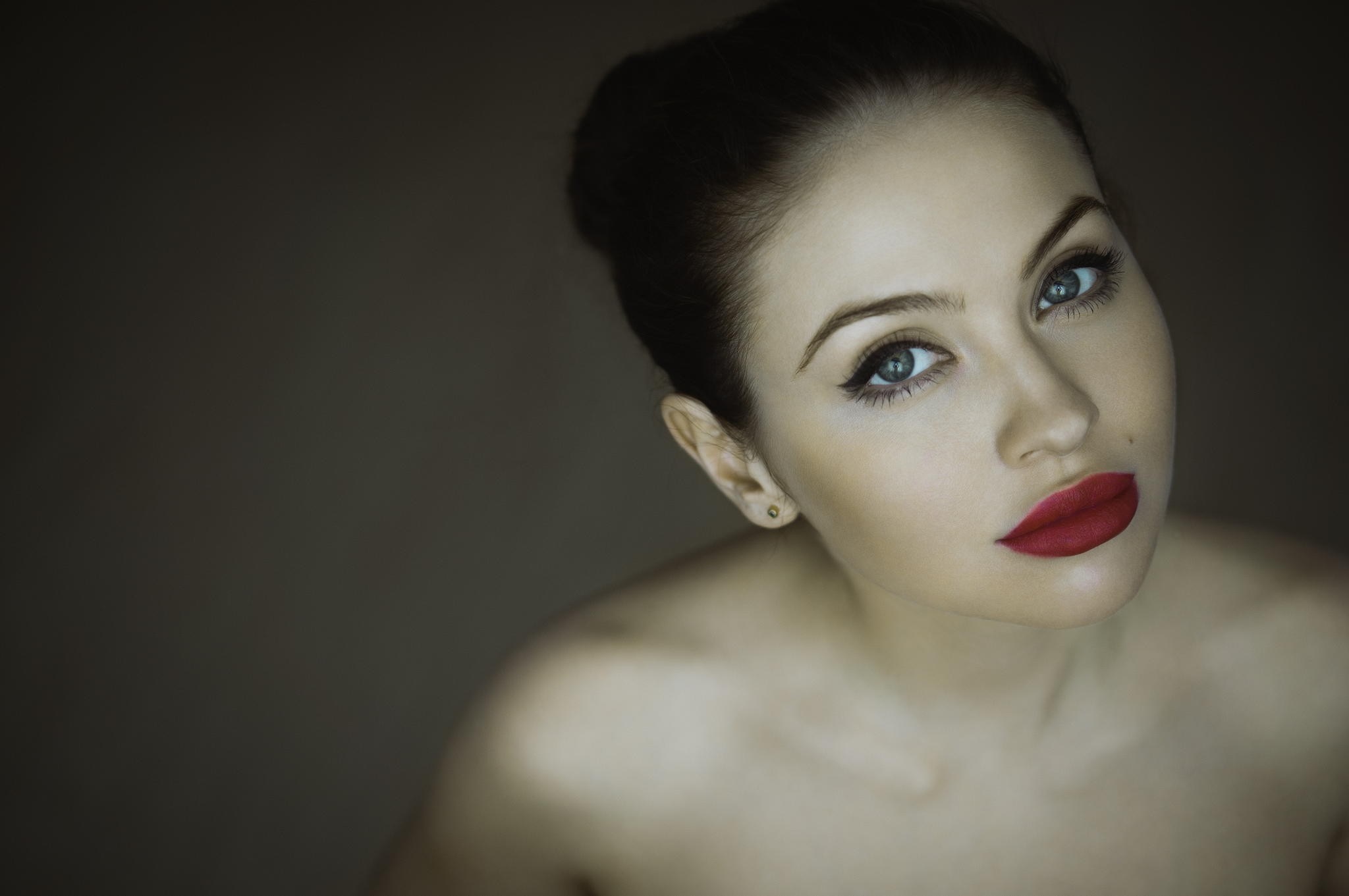 Portrait of Leyla Memetova with red lipstick HD Wallpaper