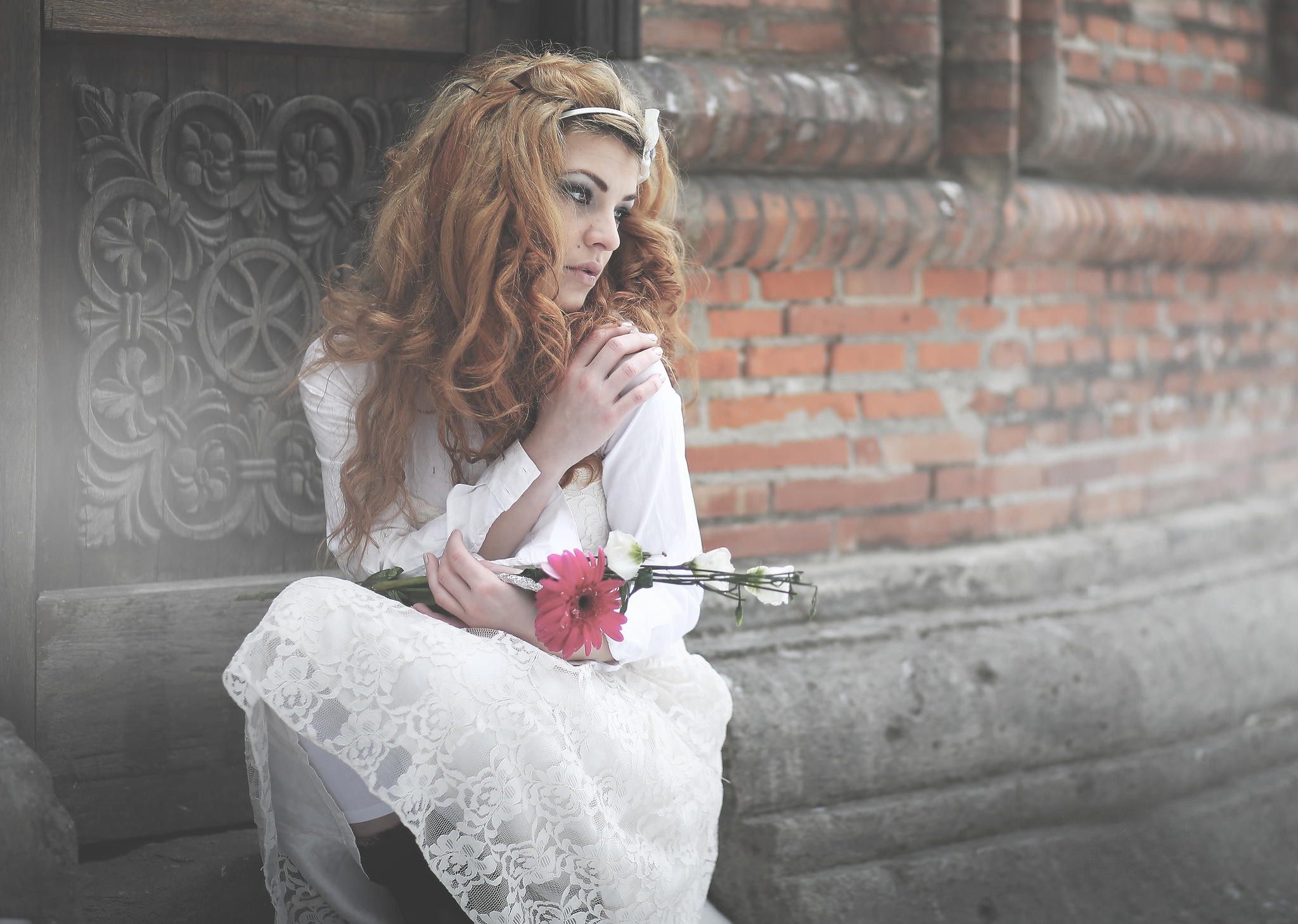 Woman in white dress holding flowers HD Wallpaper