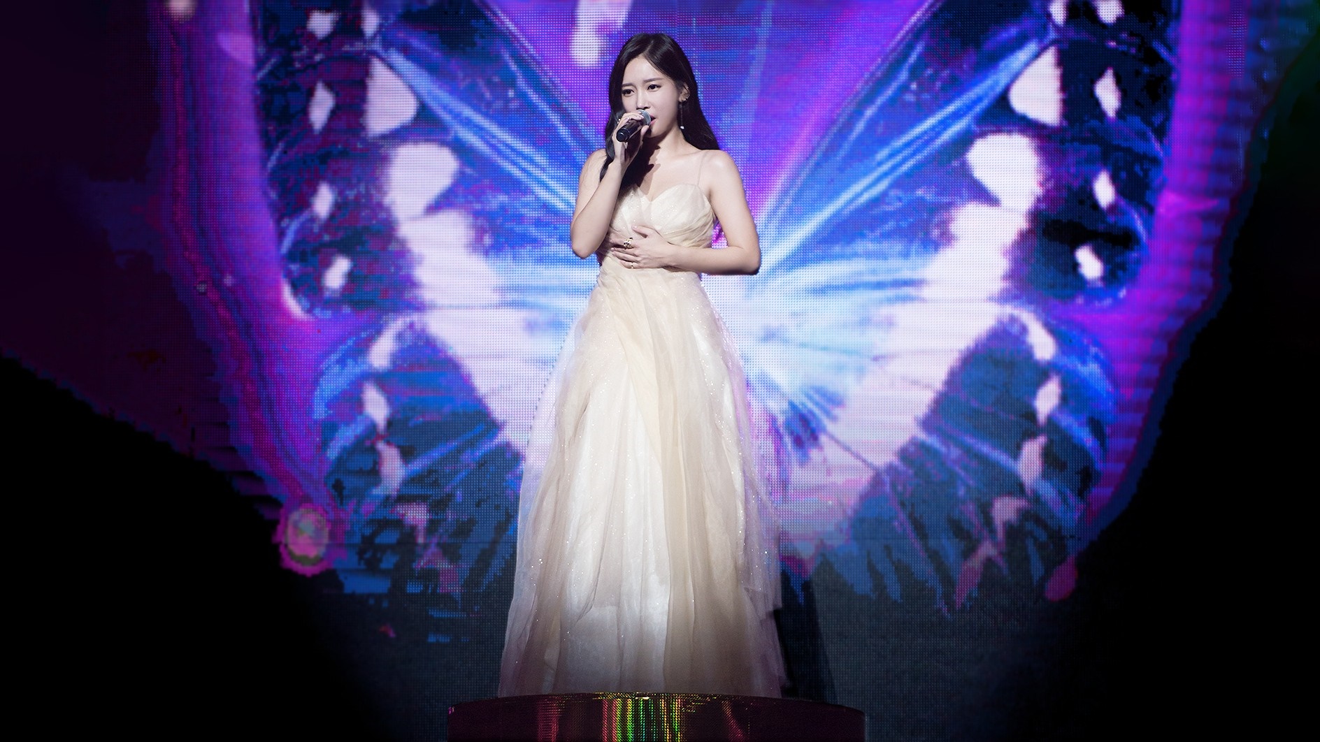 Soyeon from T-ara performing on stage HD Wallpaper