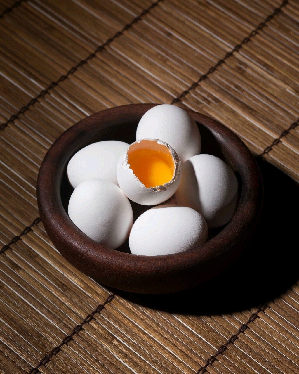 Eggs in a wooden bowl on a bamboo mat HD Wallpaper