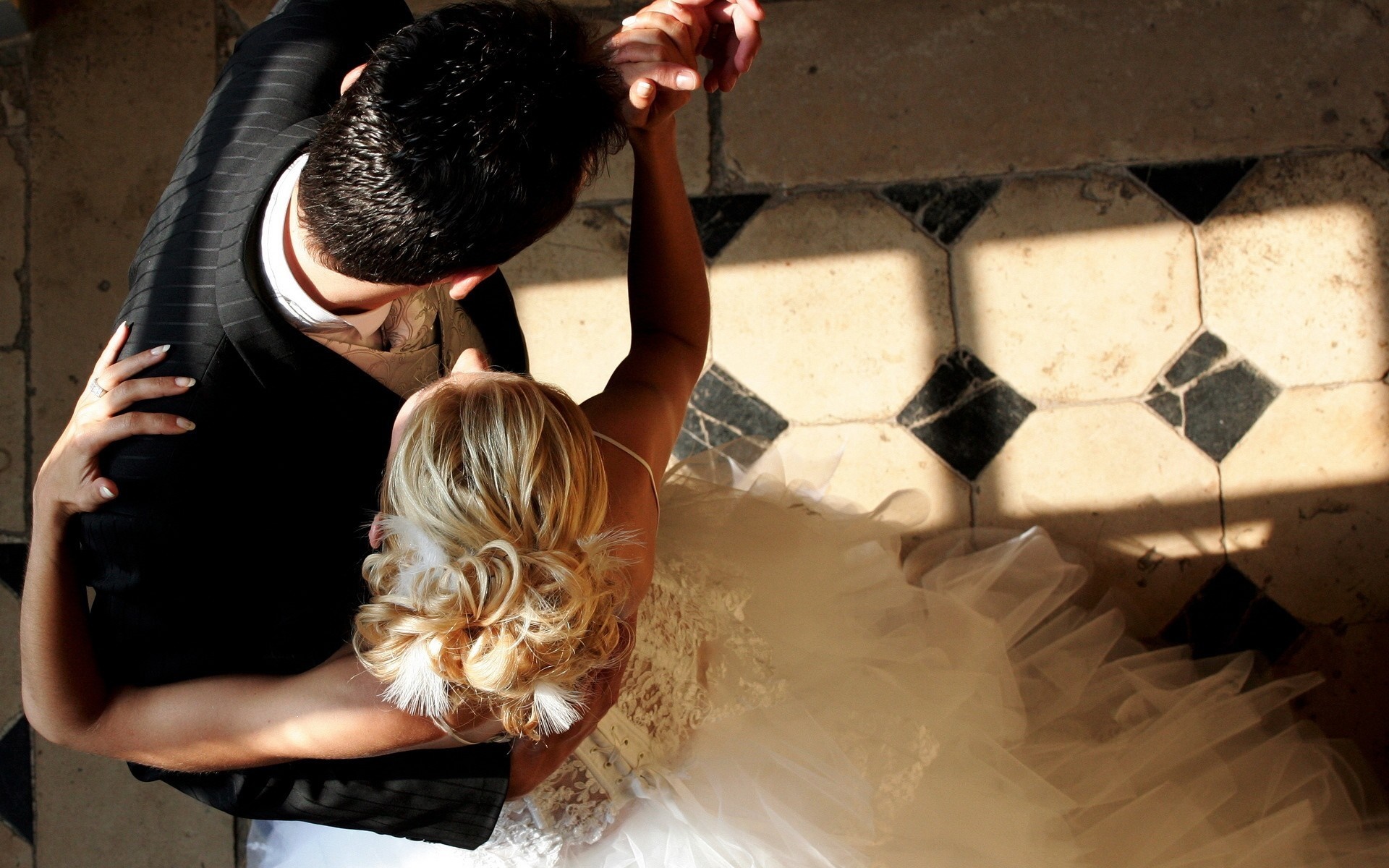 Bride and groom dancing, overhead view HD Wallpaper