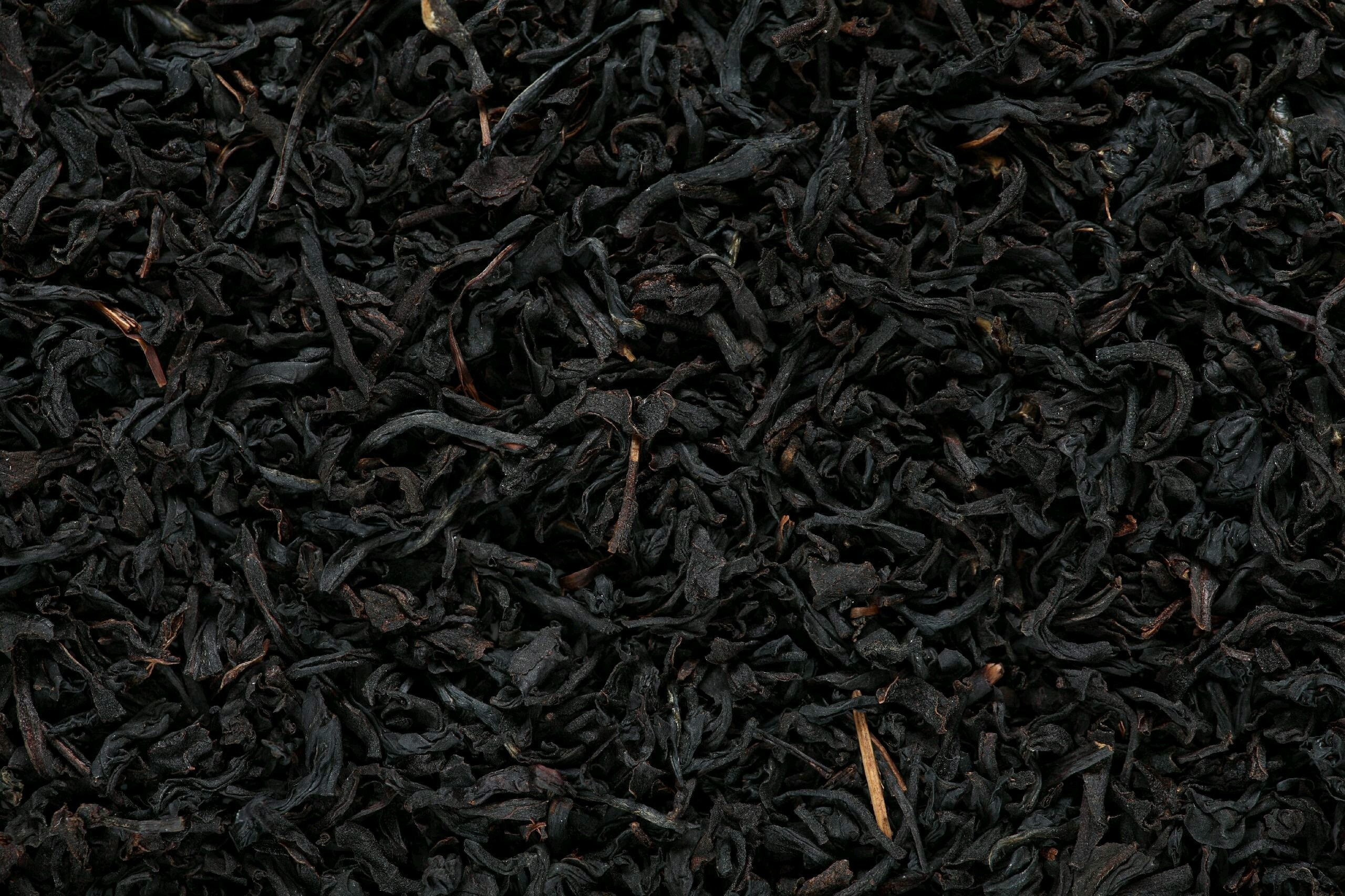 Close-up of dried black tea leaves HD Wallpaper