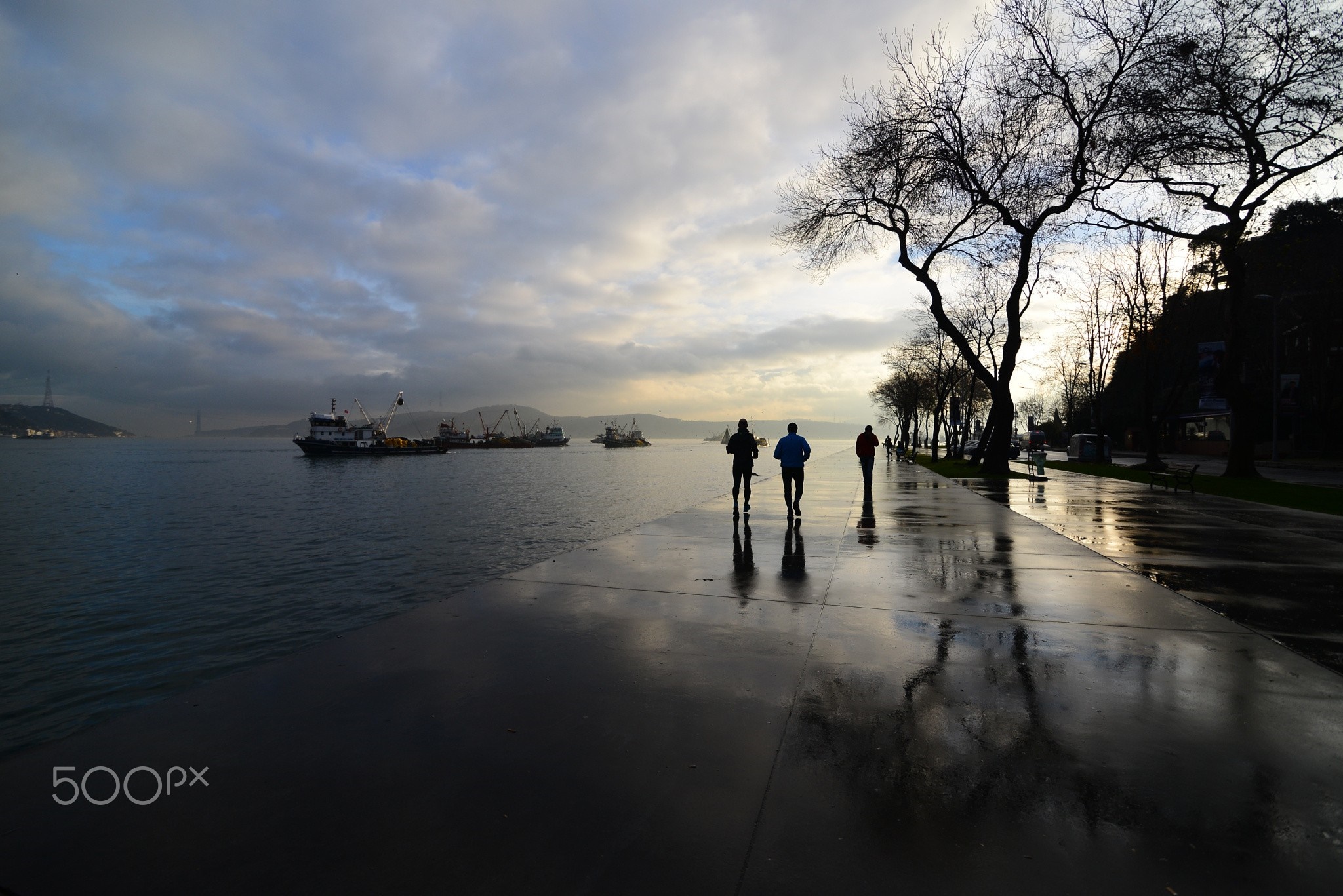 People jogging by the sea at sunrise with boats HD Wallpaper