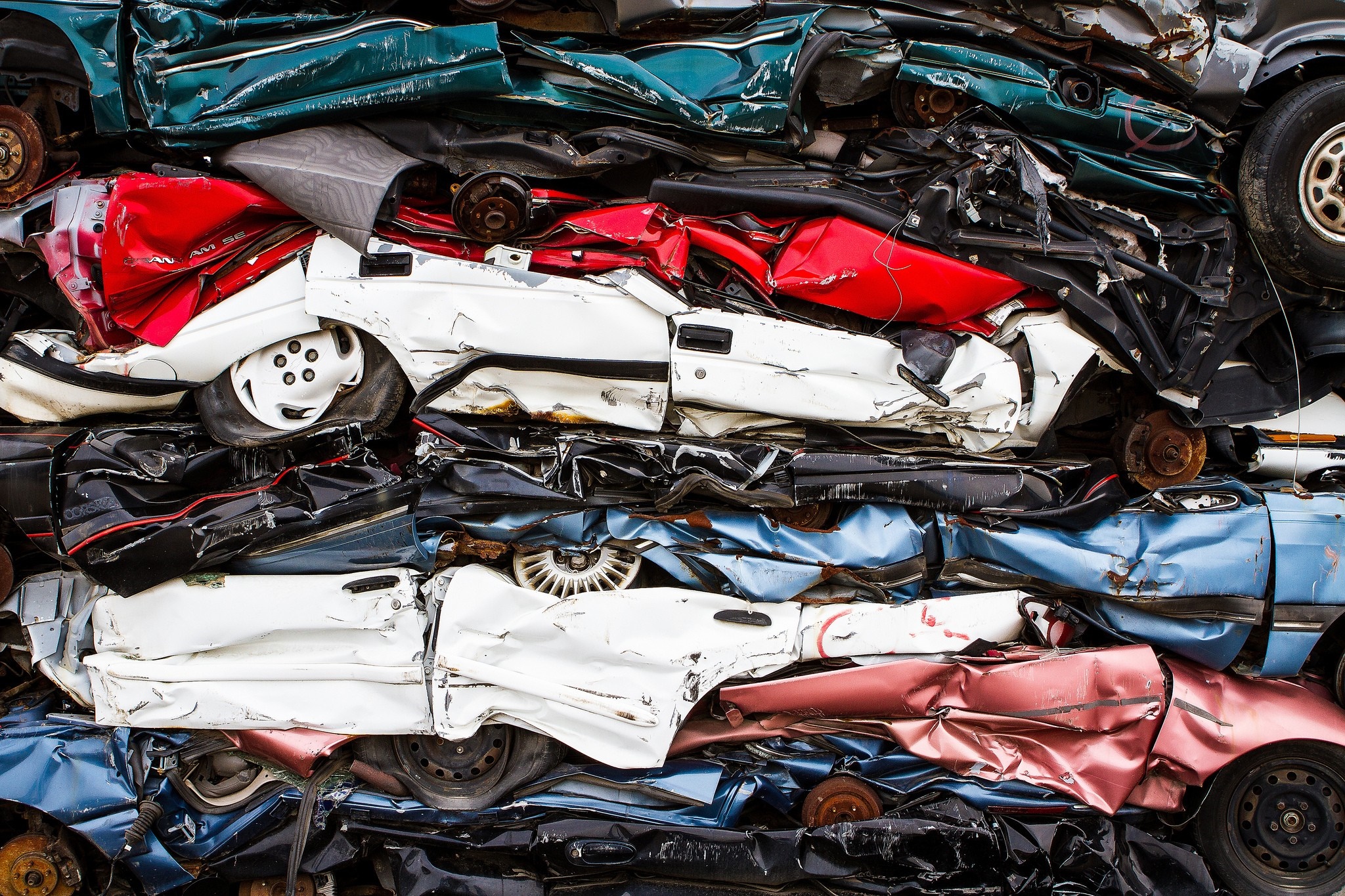 Pile of crushed and wrecked cars HD Wallpaper