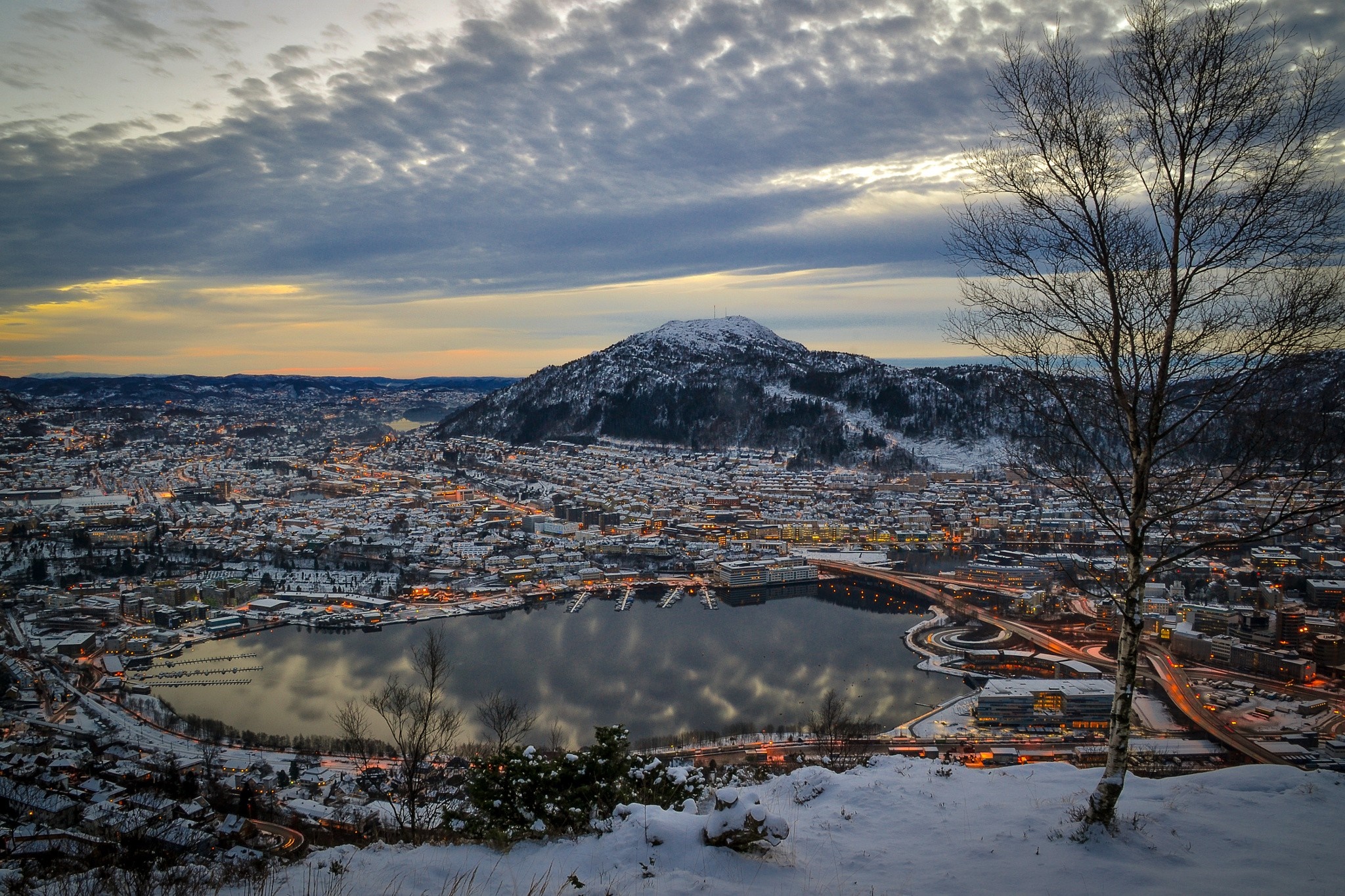 Snowy Bergen cityscape with lake and mountain at dusk HD Wallpaper