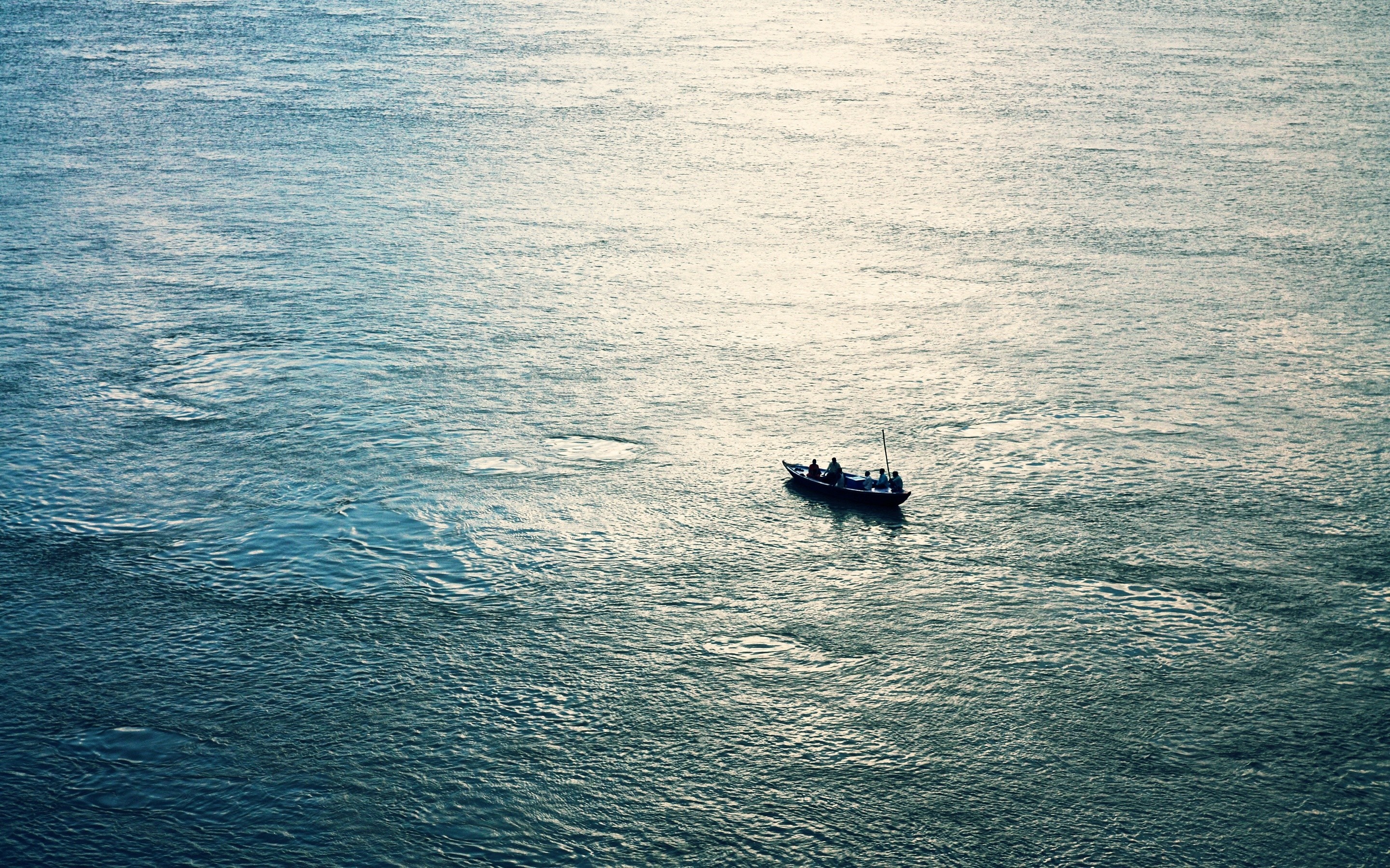 Boat with people on a vast body of water HD Wallpaper