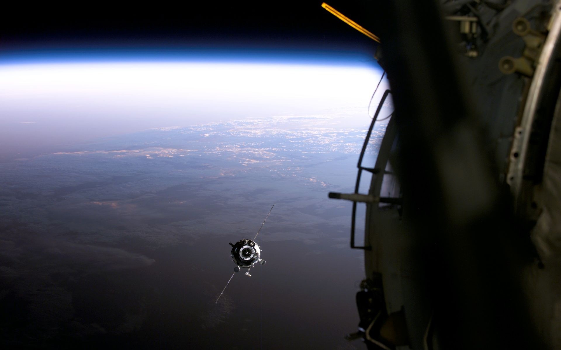Soyuz spacecraft approaching Earth from space HD Wallpaper