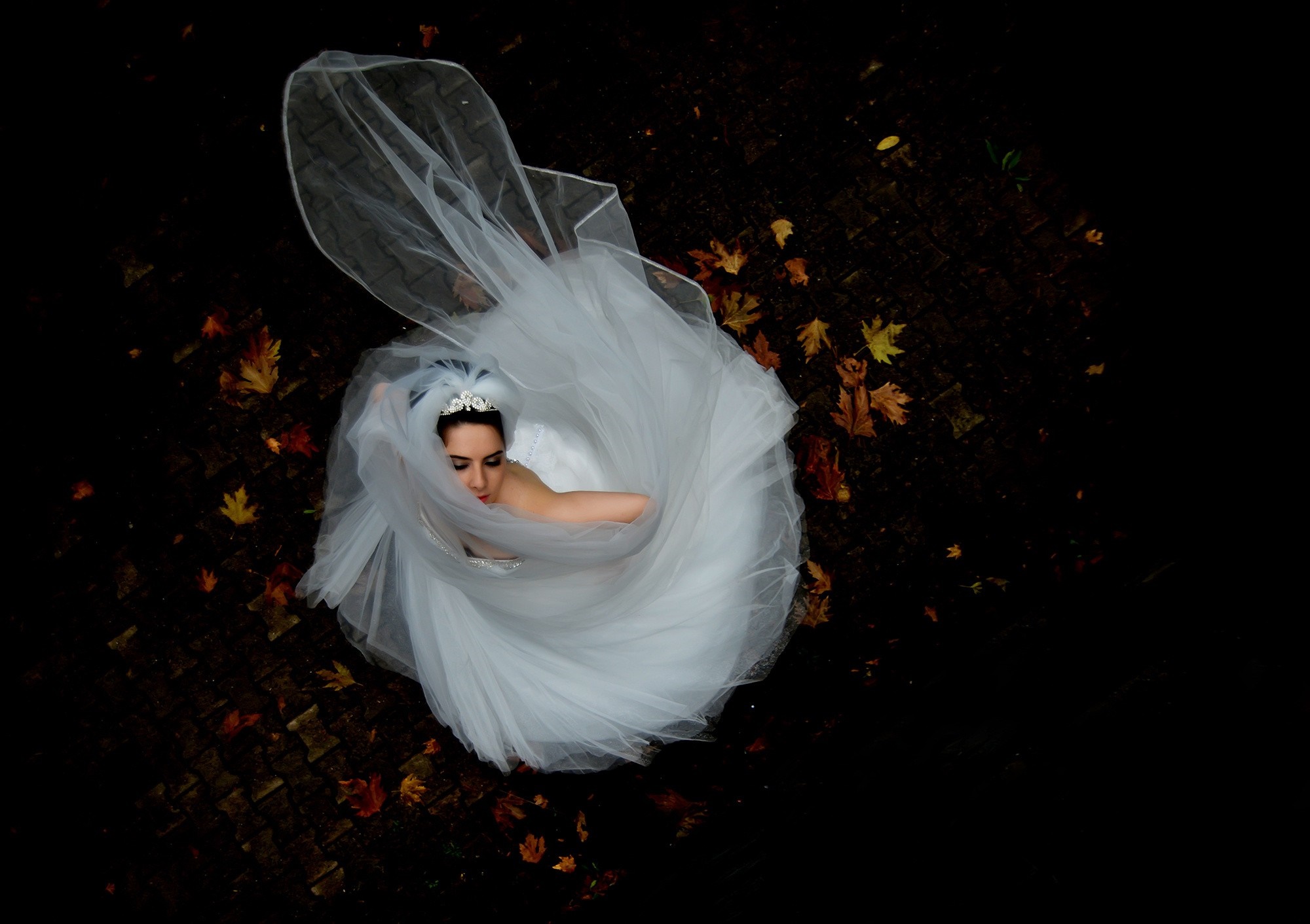 Bride in a wedding dress dancing outdoors HD Wallpaper