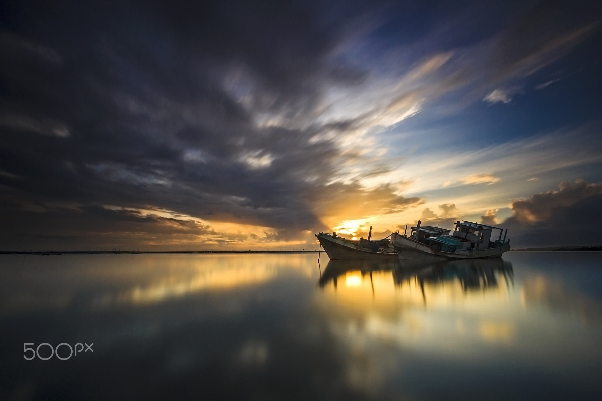 Sunlight reflecting on sea with boats at sunset HD Wallpaper