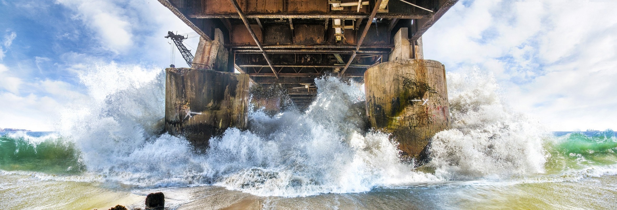 Waves crashing under an old pier in Vina del Mar, Chile HD Wallpaper