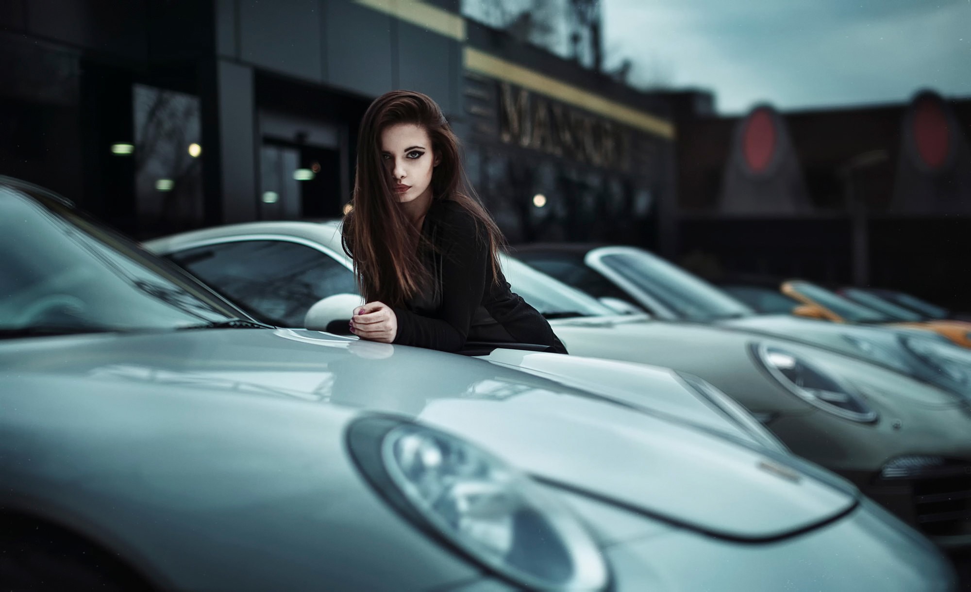 Woman in black dress leaning on a Porsche HD Wallpaper