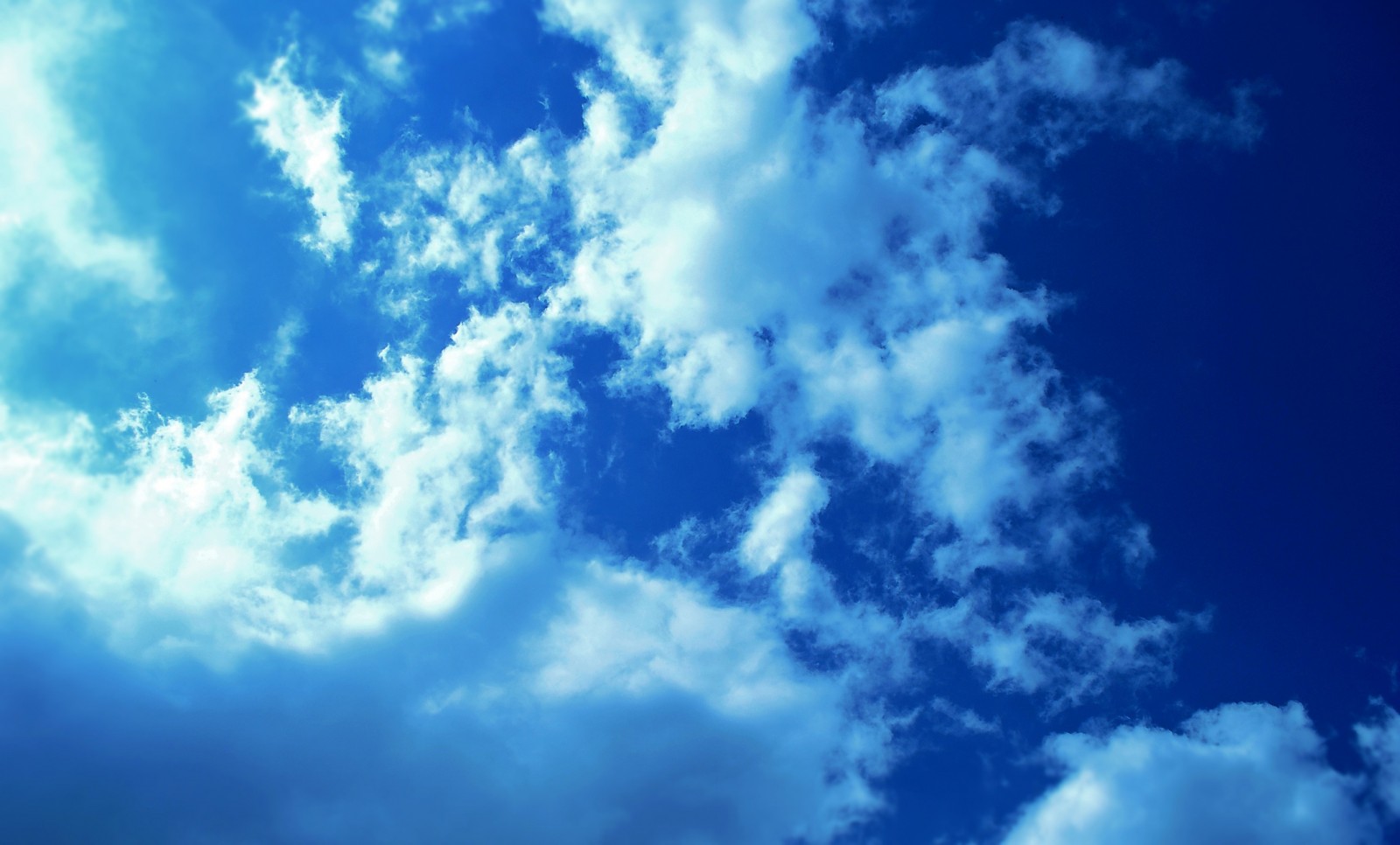 Blue sky with white clouds HD Wallpaper