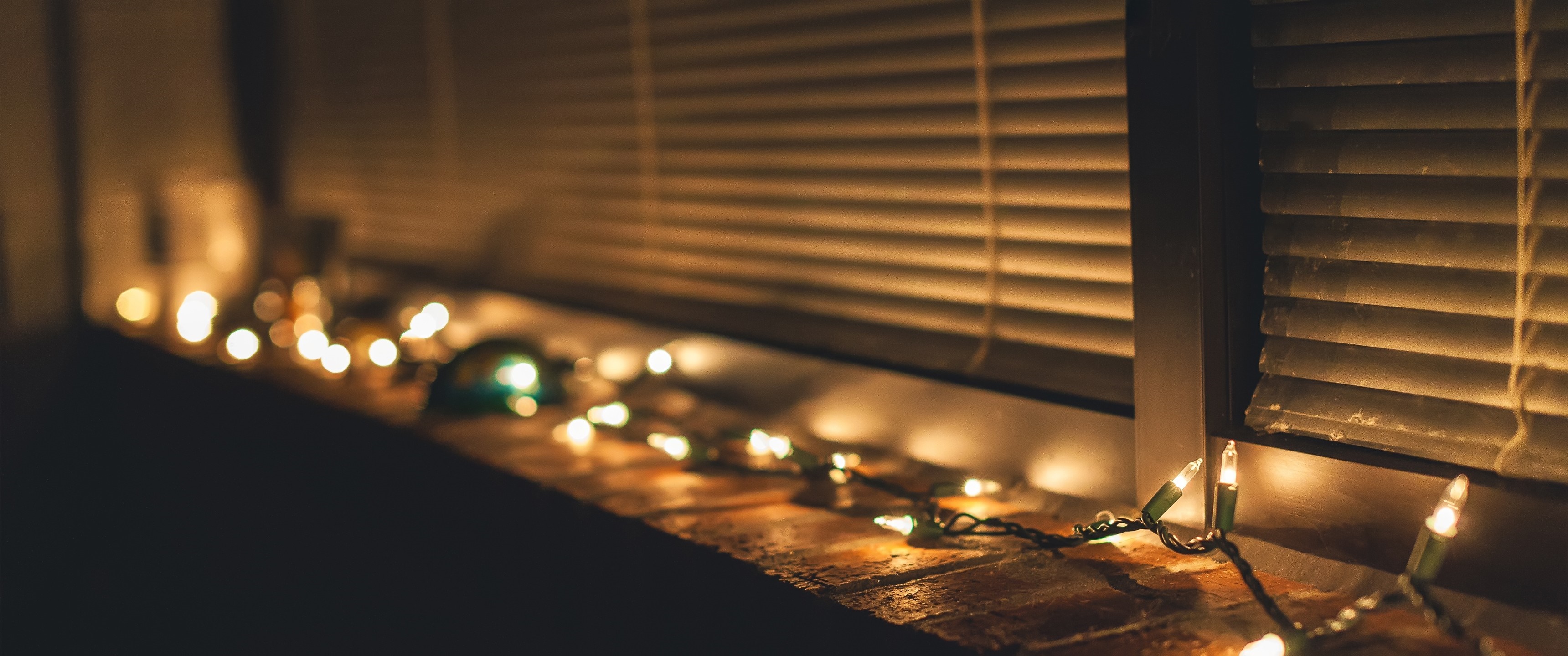 String lights on a windowsill with blinds HD Wallpaper