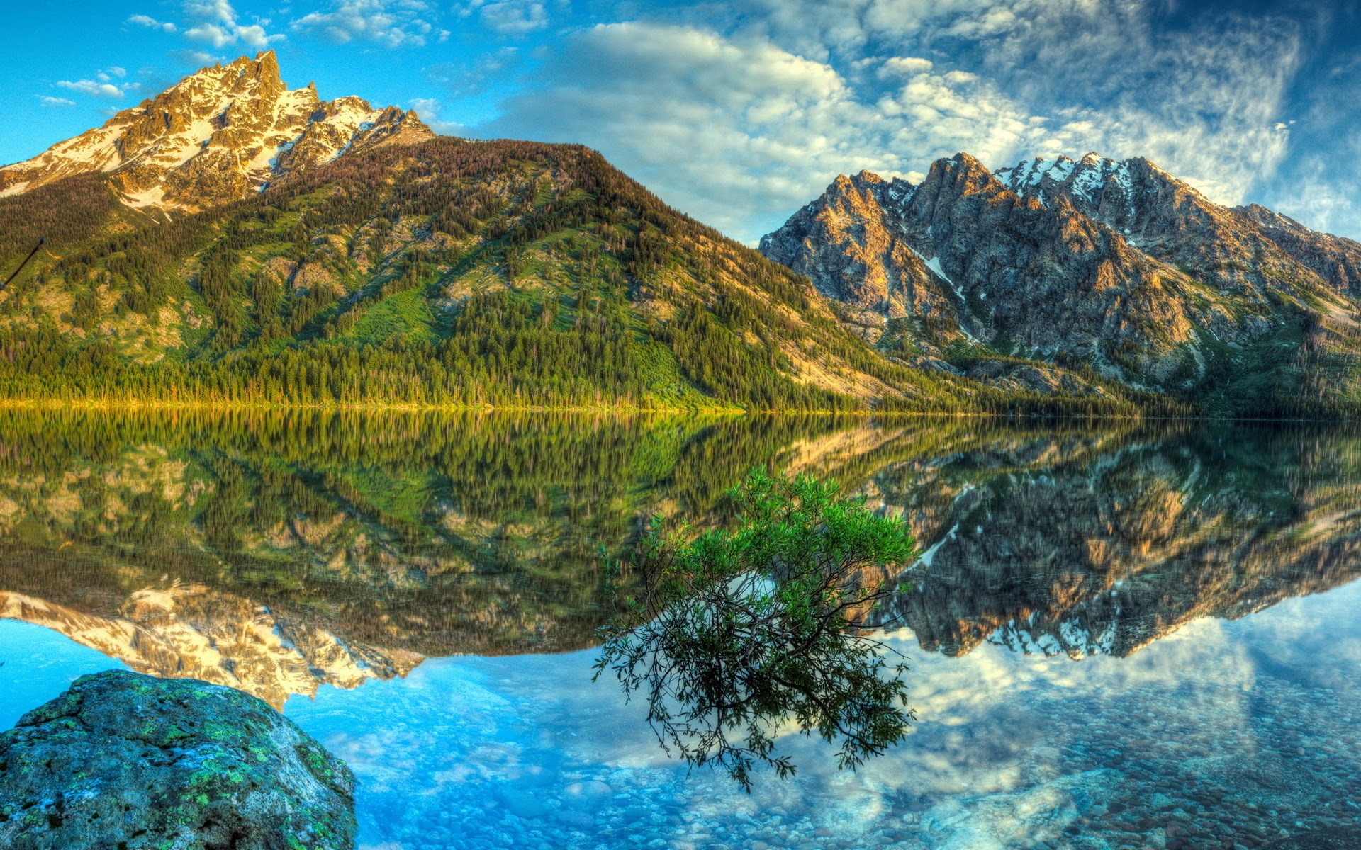 Mountains reflected in a calm lake at sunrise HD Wallpaper
