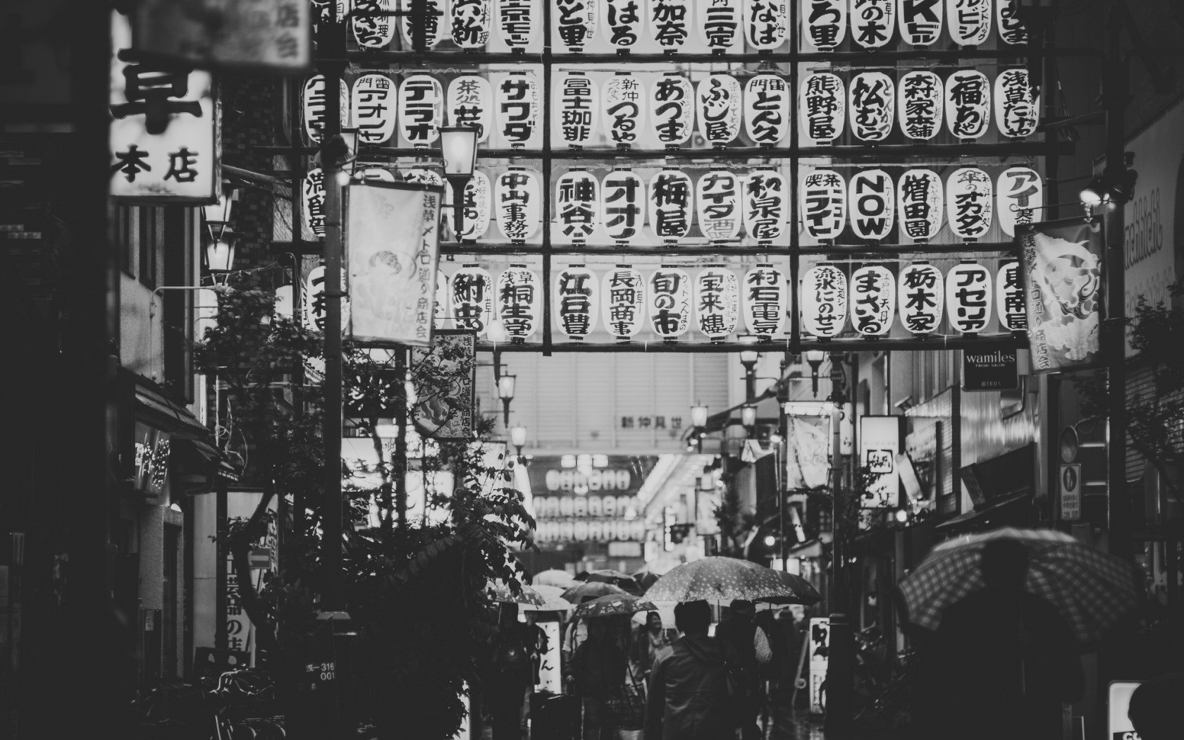 Monochrome street scene with Japanese lanterns and people with umbrellas HD Wallpaper