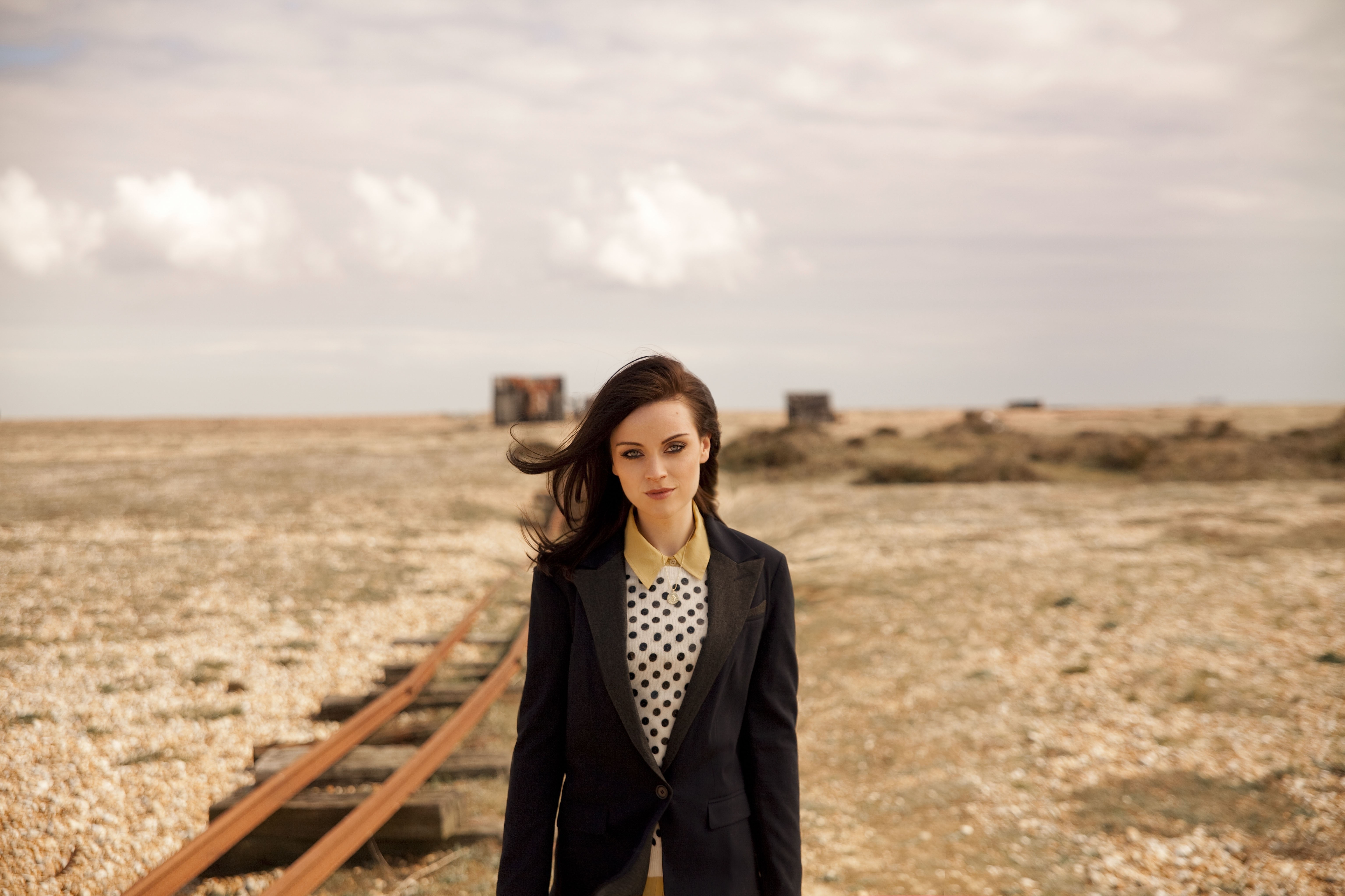 Amy Macdonald in a photoshoot on a beach HD Wallpaper