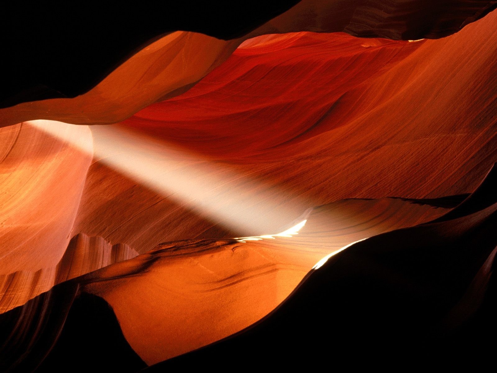 Sunlight beam in a sandstone canyon HD Wallpaper