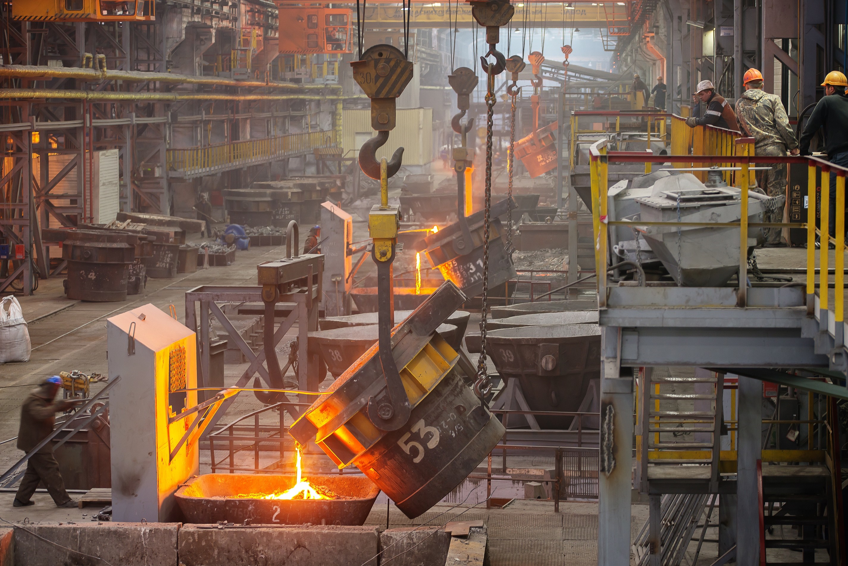 Workers in a foundry pouring molten metal HD Wallpaper