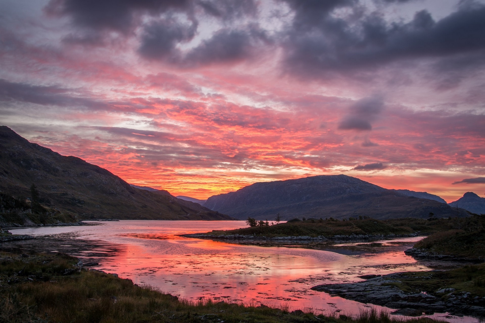 Sunset over a Scottish loch with mountains HD Wallpaper