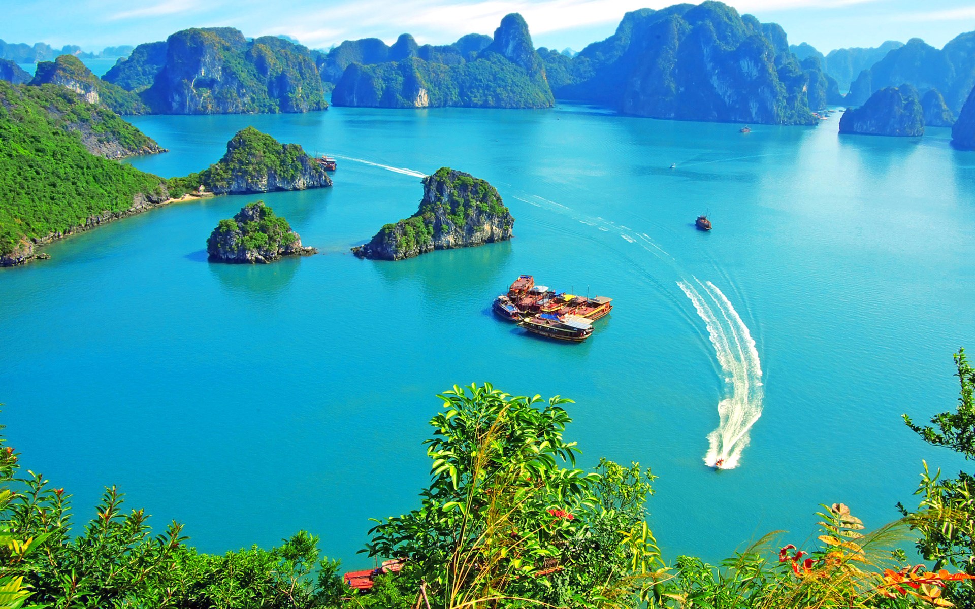 Boats in Ha Long Bay, Vietnam HD Wallpaper