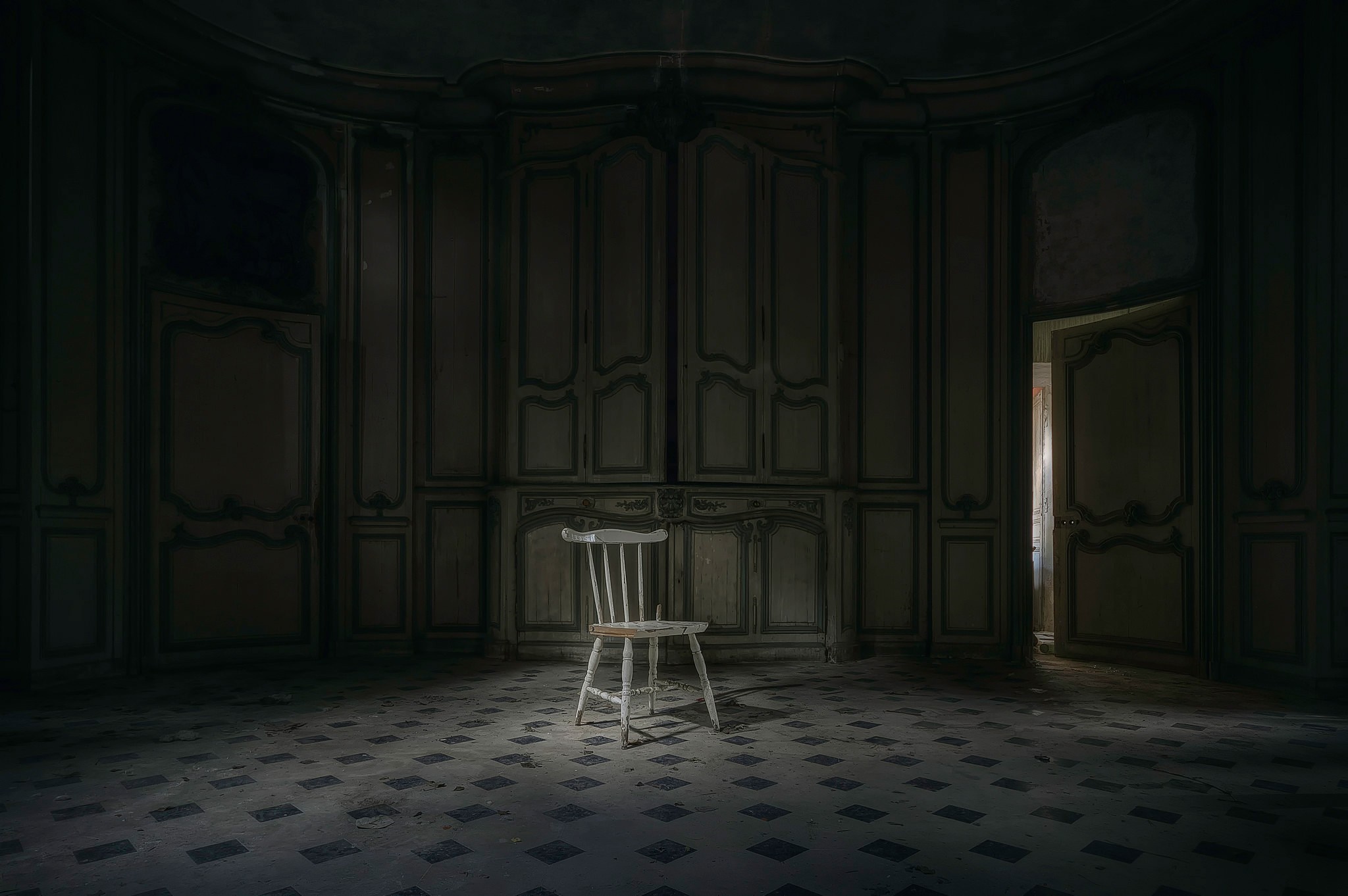 Abandoned mansion room with a single chair HD Wallpaper