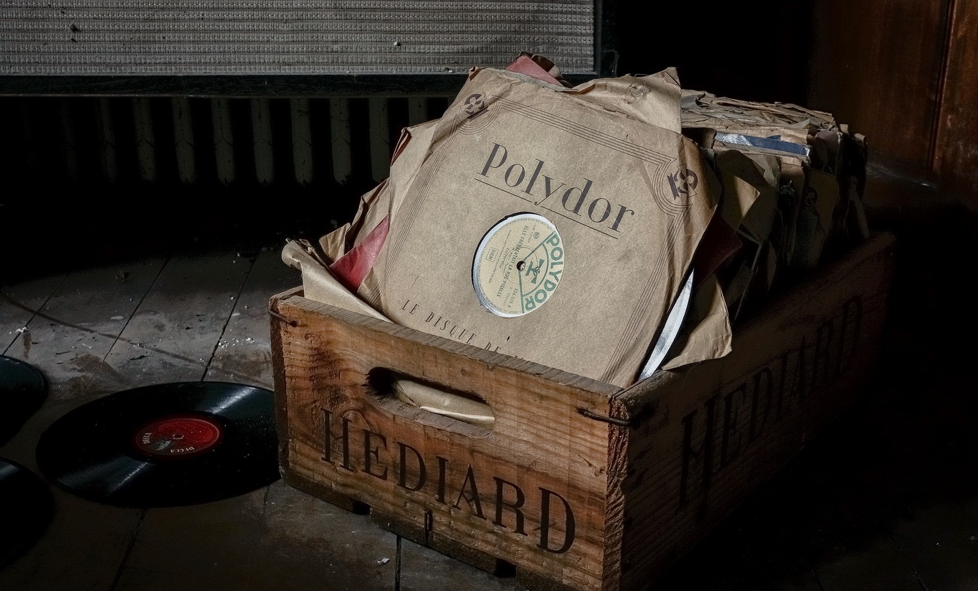 Polydor vinyl records in a wooden crate HD Wallpaper