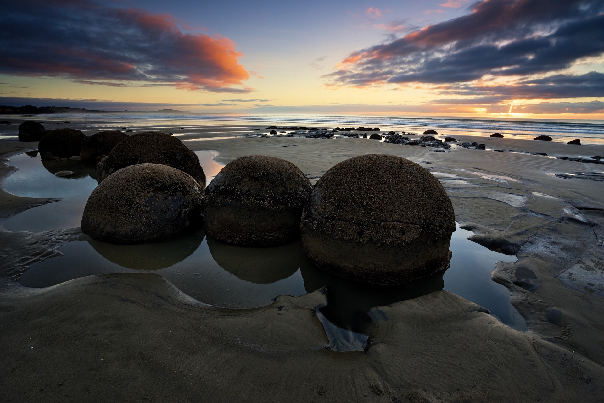 Moeraki Boulders at sunset on the beach HD Wallpaper