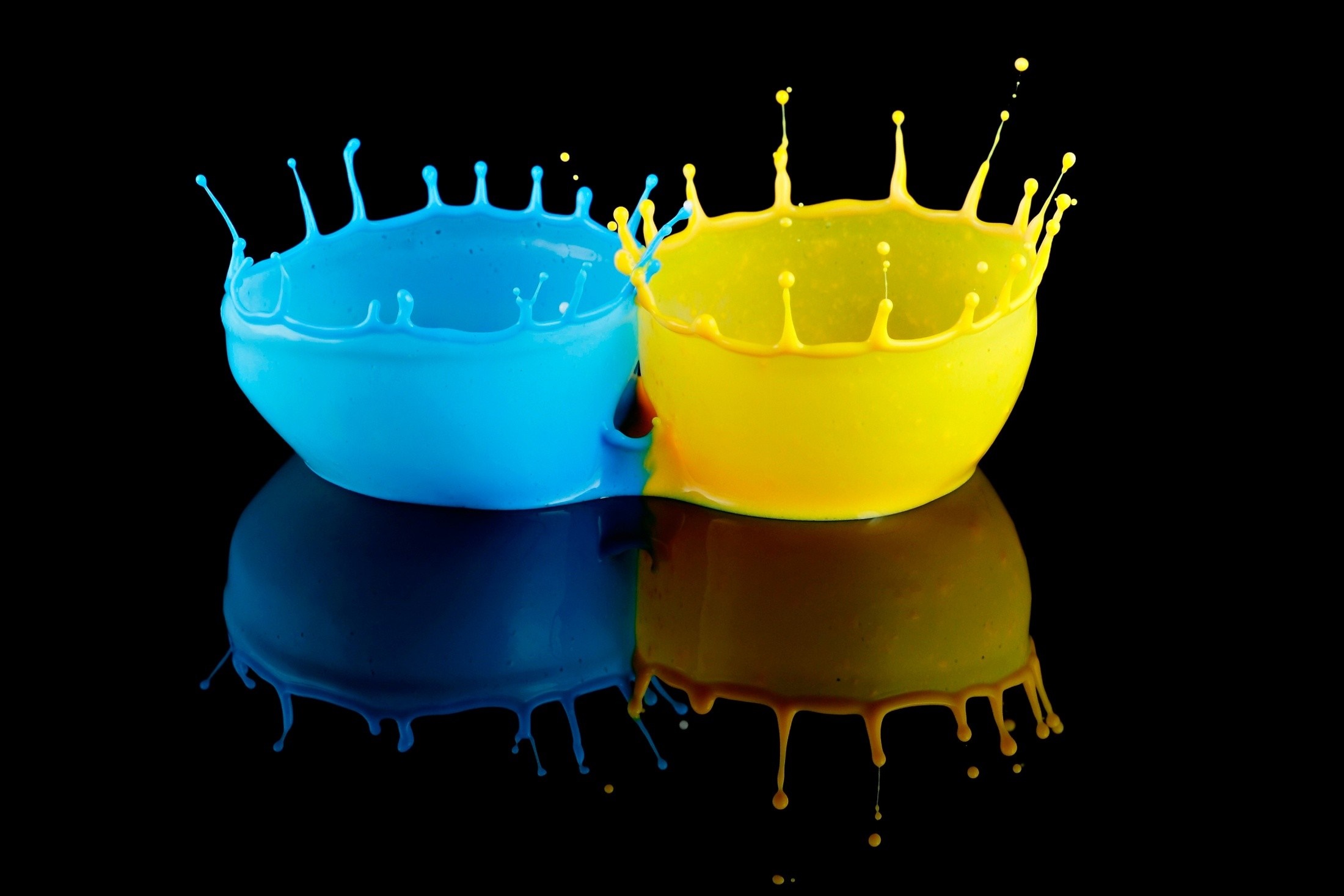 Blue and yellow paint splashes in bowls HD Wallpaper