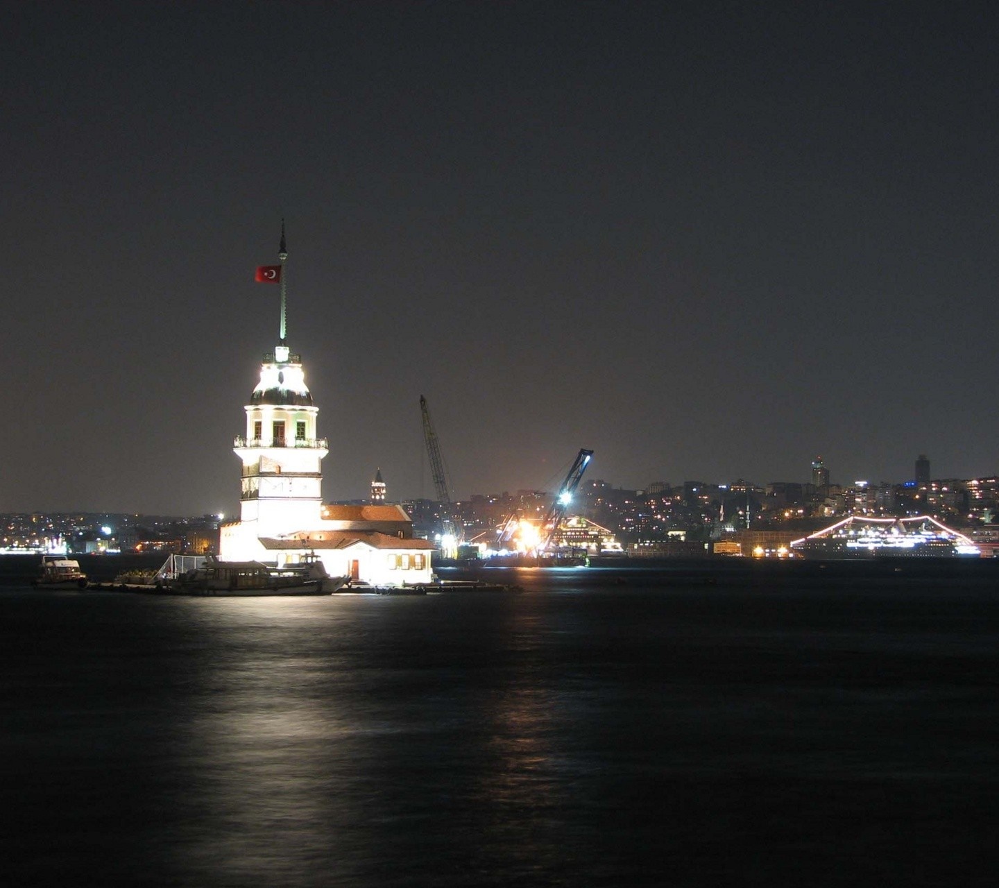 Maiden's Tower at night in Istanbul HD Wallpaper