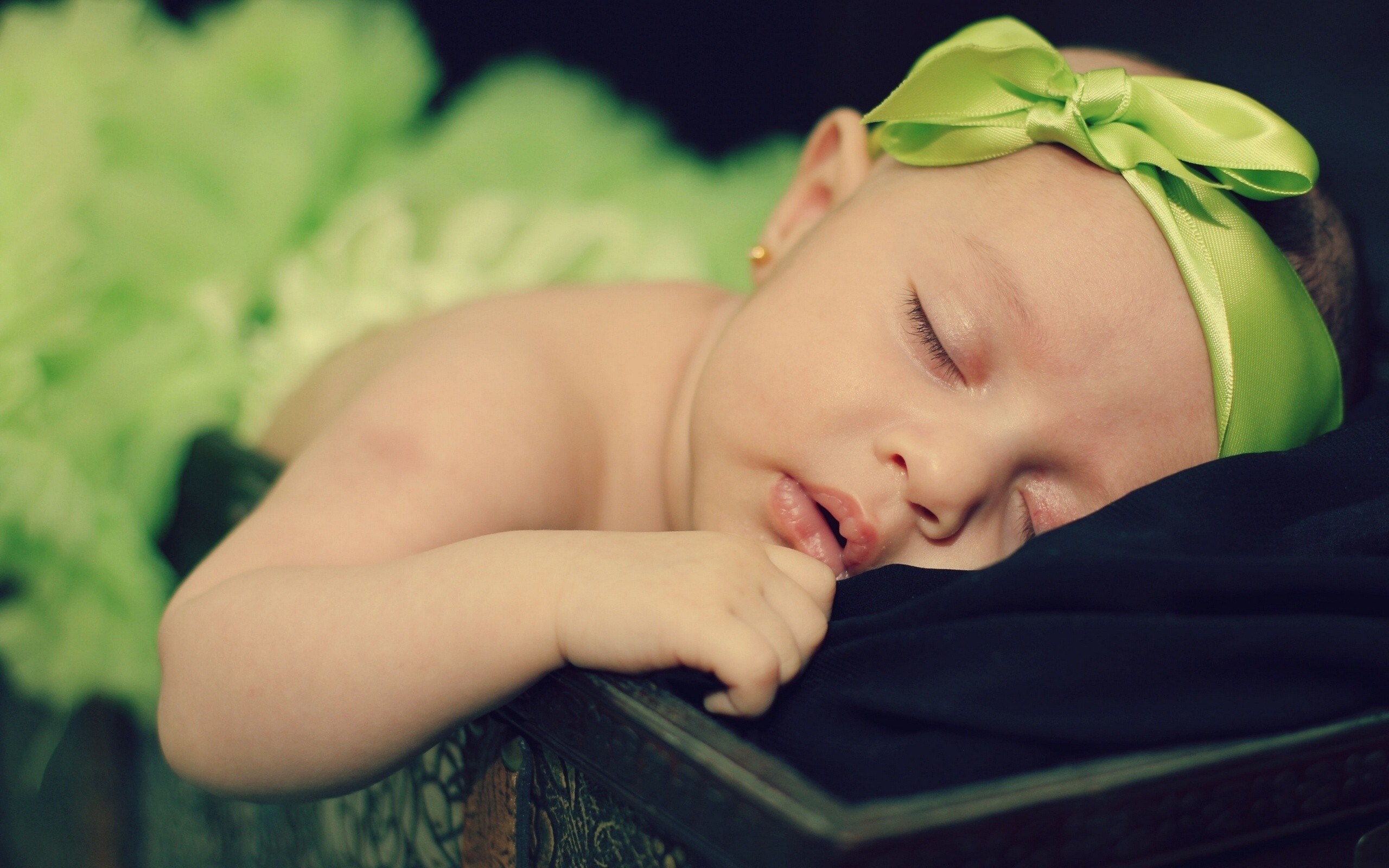 Baby girl sleeping with green bow and tutu HD Wallpaper