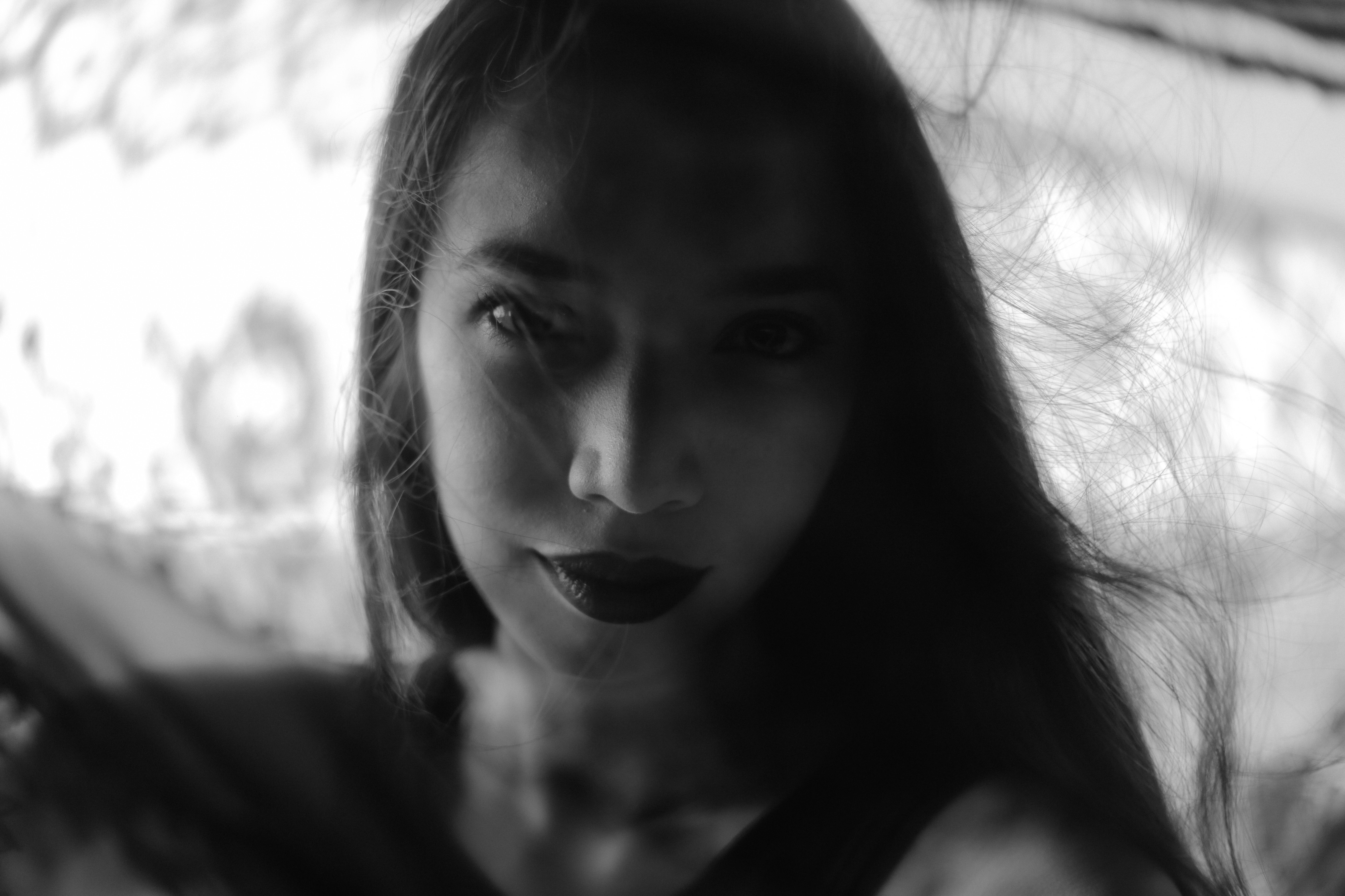 Monochrome portrait of a woman with dark lipstick HD Wallpaper