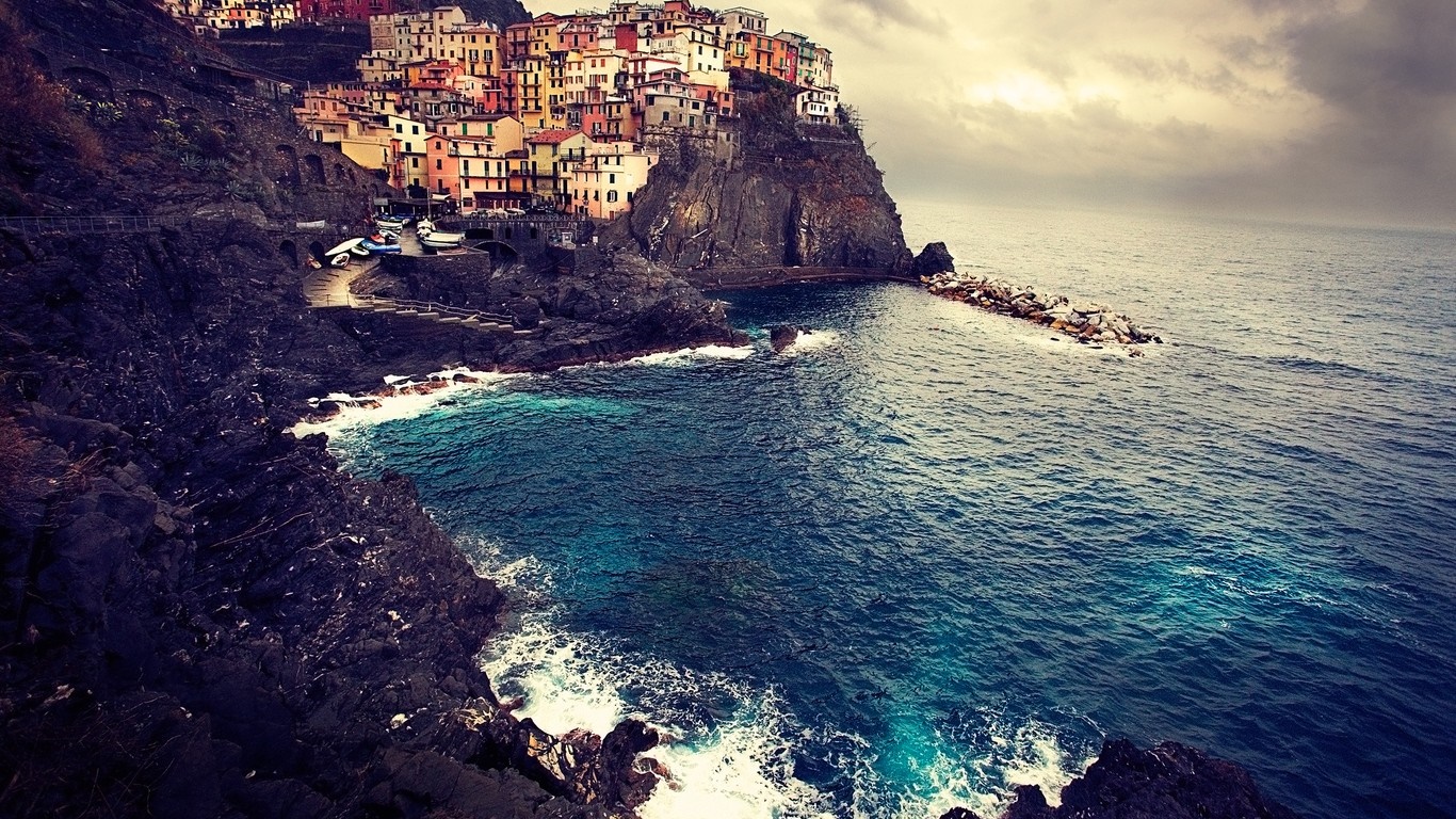 Manarola village on a cliff overlooking the sea HD Wallpaper